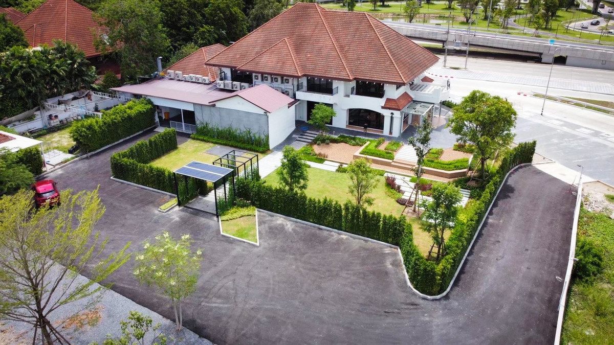 For LeaseholdRetail SpacePinklao, Charansanitwong : Shop for rent, large commercial space, 1,700 sq m, main road location, Phran Nok - Phutthamonthon Sai 4, with complete system.