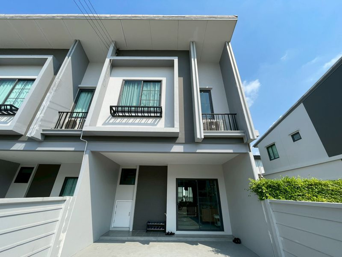 For SaleTownhomePathum Thani,Rangsit, Thammasat : Townhome for sale, Britannia Village, Wongwaen-Hathairat, corner house, size 24 square meters, 2 bedrooms, fully furnished. Bueng Kham Proi Subdistrict, Lam Luk Ka District, Pathum Thani
