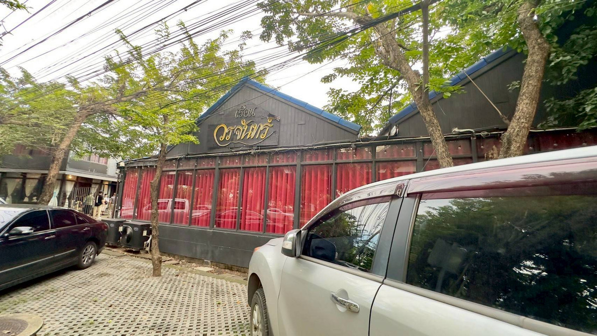 ให้เช่าร้านค้า/ตลาดนัดเลียบทางด่วนรามอินทรา : ให้เช่าที่ดินพร้อมสิ่งปลูกสร้าง ริมถนนประดิษฐ์มนูญธรรม ขนาด 200 ตารางวา แขวงคลองจั่น เขตบางกะปิ กทม. ให้เช่า 250,000 บาท/ เดือน