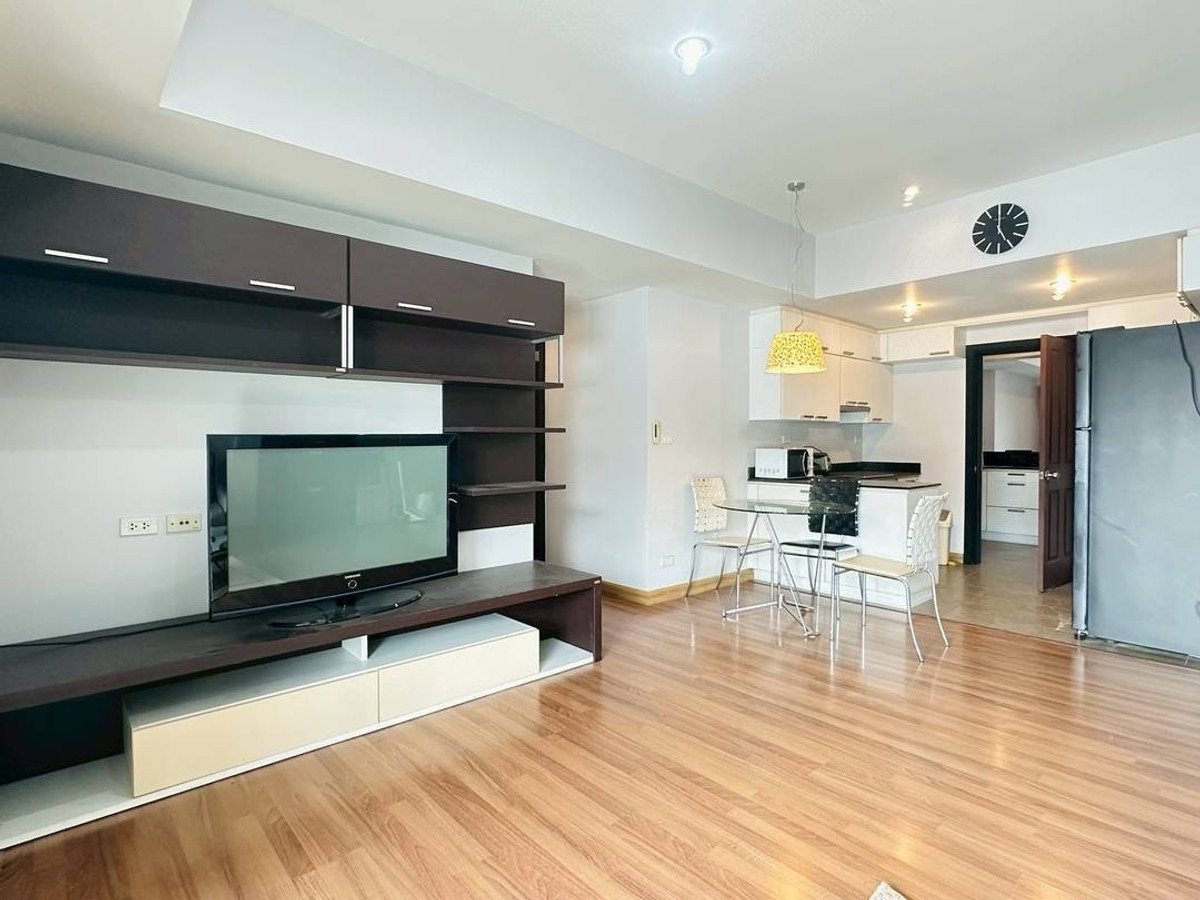 For RentCondoAri,Anusaowaree : Condo for rent, location Phahonyothin 4 (North side), Ari area, corner room, good location, doesnt block the view, fully furnished.