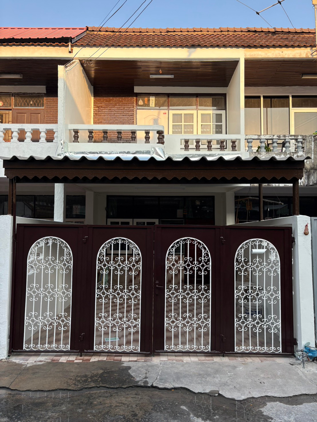 For RentTownhomeEakachai, Bang Bon : House for rent, 2-story townhome, Soi Ekachai 24, newly decorated, near the food market, lots of food, 3 bedrooms, 1 bathroom, with parking in the house.