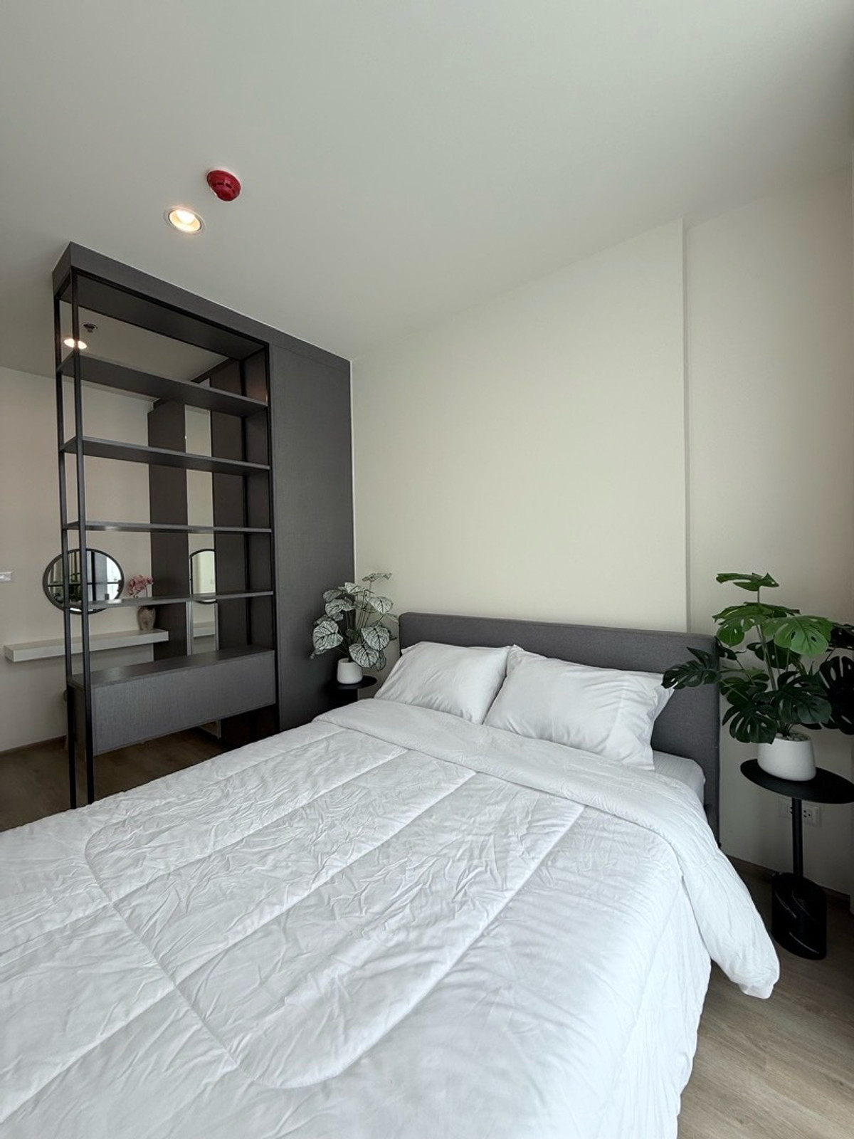 For RentCondoRama9, Petchburi, RCA : 🏢 Nue District R9 👫✨ 2-bedroom room, spacious, comfortable | 🚆 near MRT, walking distance | 🌿 Fully luxurious common area, Golf • Spa • Pilates