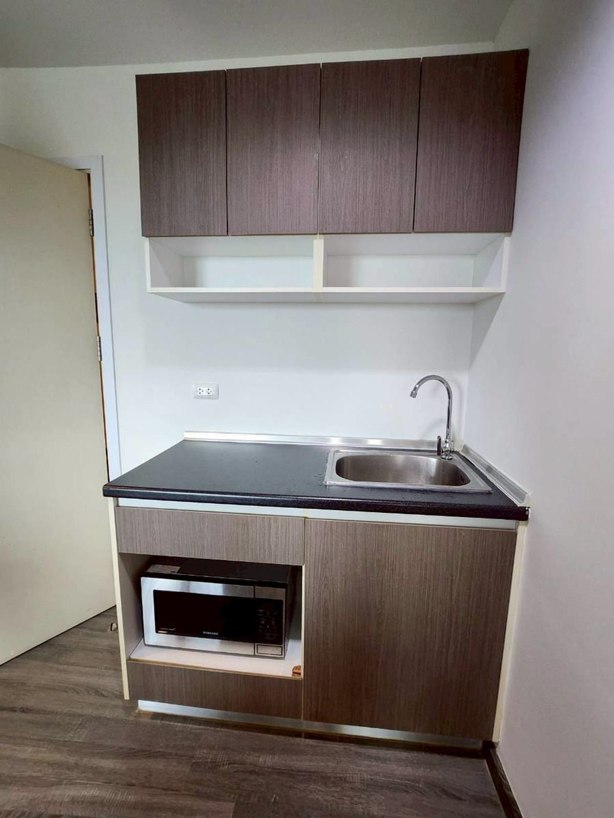 For RentCondoSamut Prakan,Samrong : *For Rent* The Trust Erawan 1Br, closed to BTS Erawan, fully furnished.