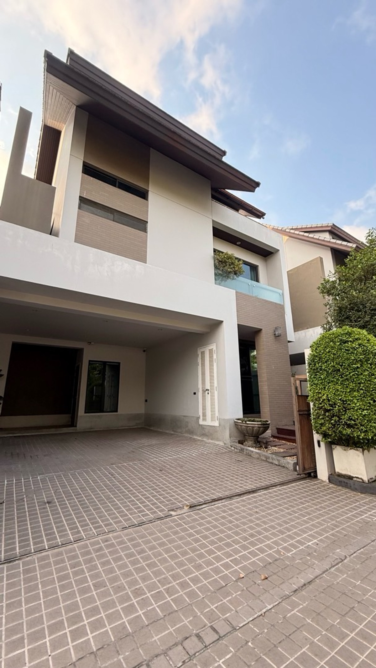 For SaleHouseYothinpattana,CDC : The owner is selling it himself, a 3-story detached house in front of the garden, opposite Central Eastville Kaset Nawamin.