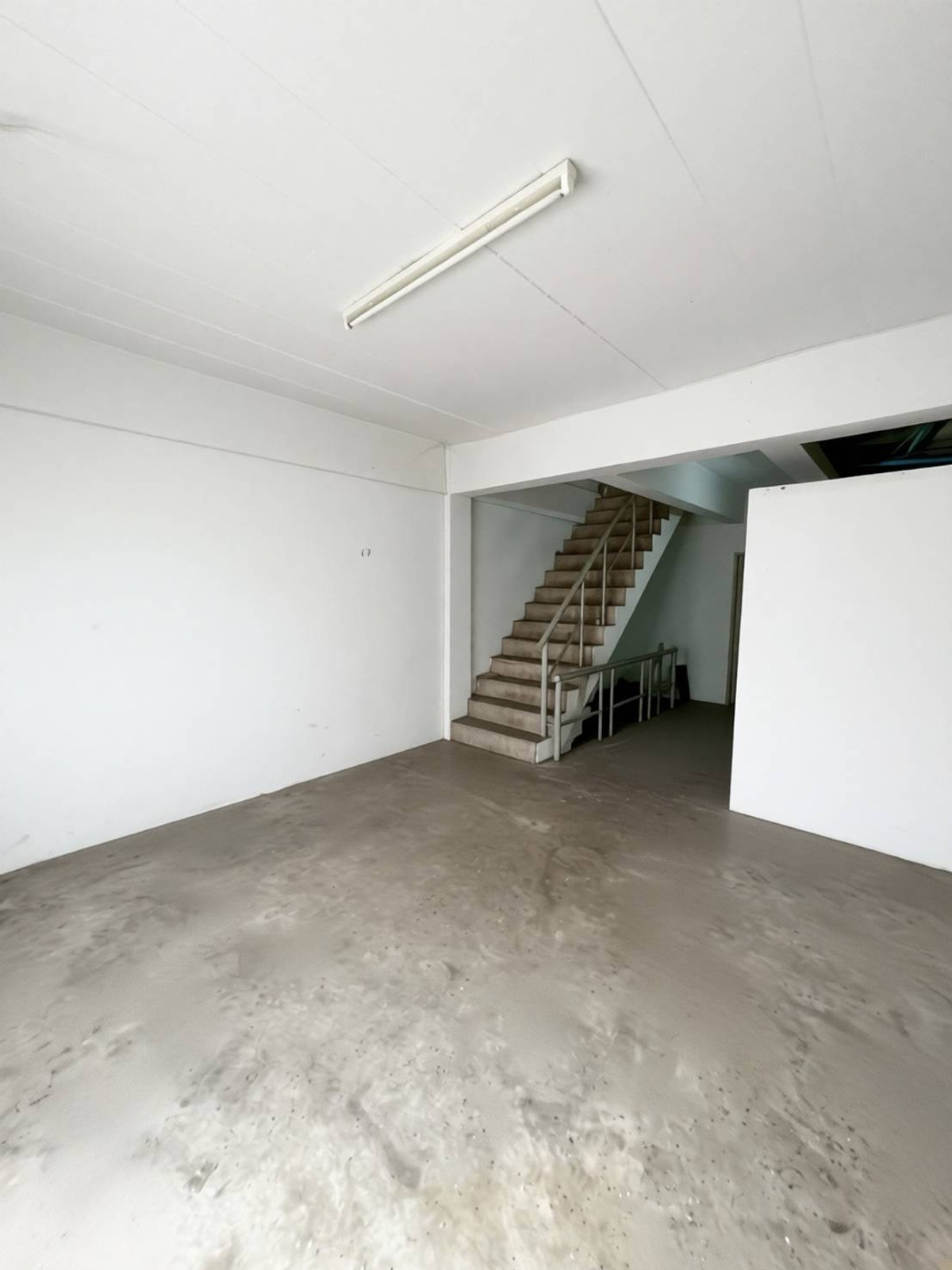 For RentShop HouseChaengwatana, Muangthong : Commercial building for rent near Lotus Tiwanon (Pak Kret), just 2 minutes.