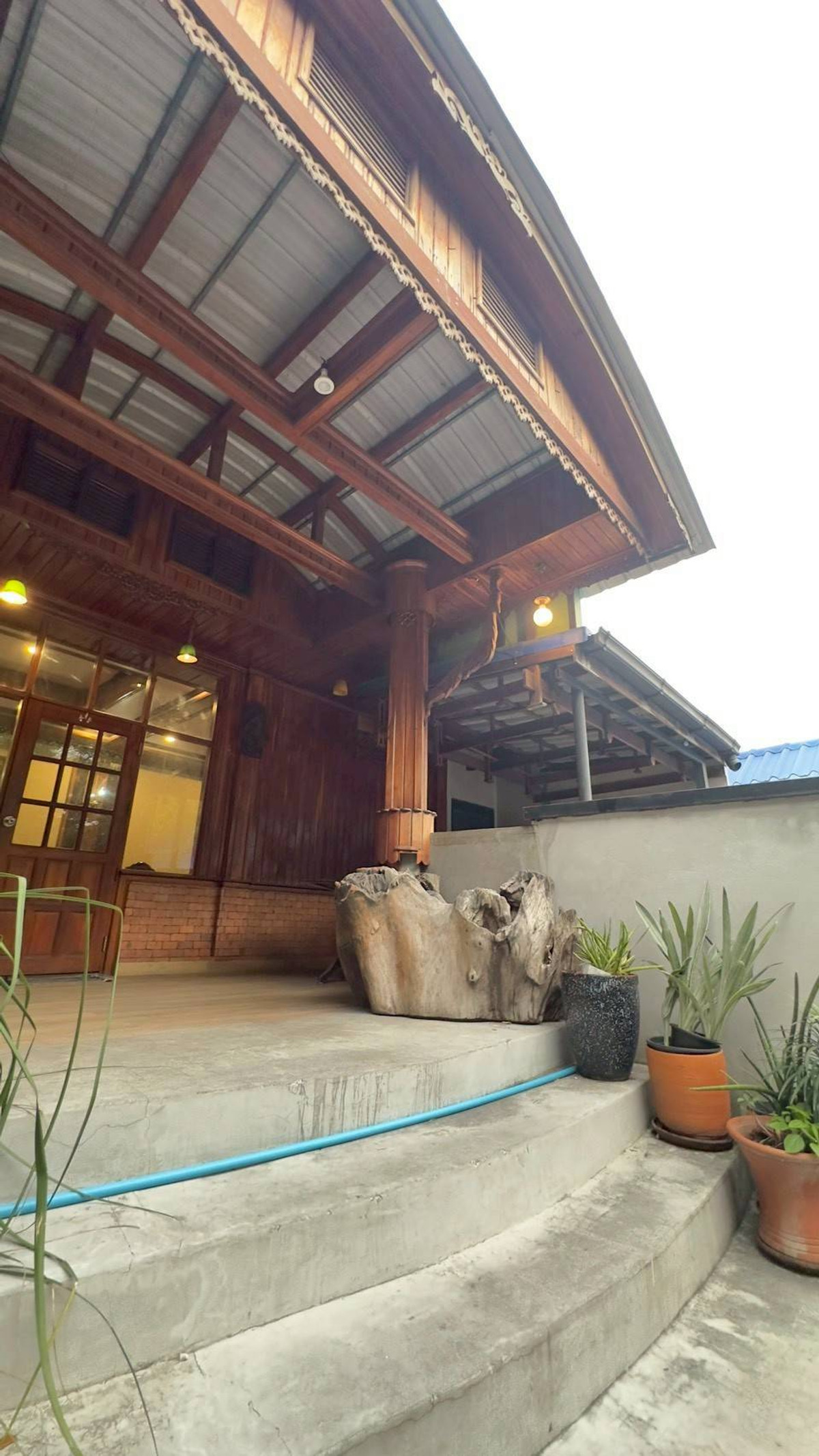 ให้เช่าร้านค้า/ตลาดนัดเลียบทางด่วนรามอินทรา : ให้เช่าที่ดินพร้อมสิ่งปลูกสร้าง ริมถนนประดิษฐ์มนูญธรรม ขนาด 200 ตารางวา แขวงคลองจั่น เขตบางกะปิ กทม. ให้เช่า 250,000 บาท/ เดือน