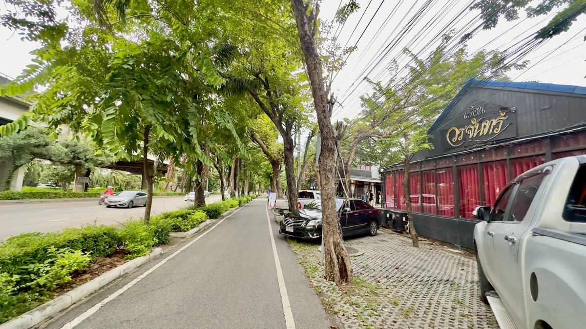 For RentRetail SpaceYothinpattana,CDC : Land for rent with buildings Along Pradit Manutham Road, size 200 square meters, Khlong Chan Subdistrict, Bang Kapi District, Bangkok, for rent 250,000 baht/month.