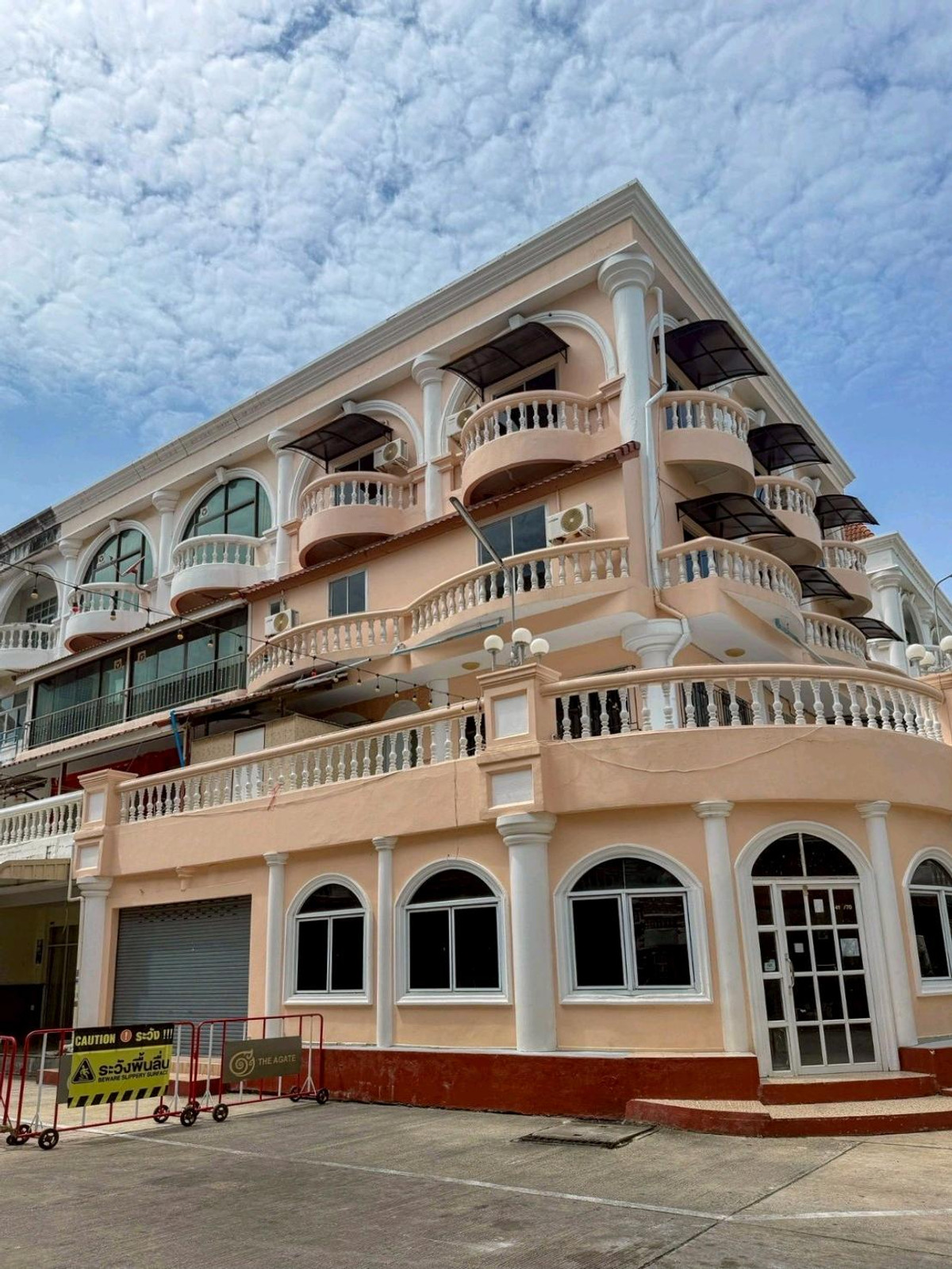For RentShop HousePattaya, Bangsaen, Chonburi : [No.119] 🏢 Commercial building for rent – Jomtien Soi 2
📍 Business location next to Jomtien Complex Plaza.