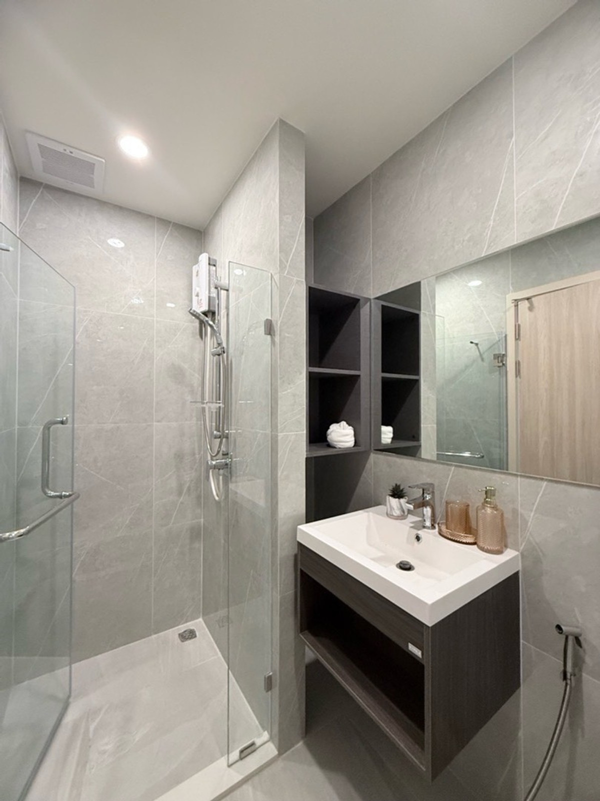 ให้เช่าคอนโดพระราม 9 เพชรบุรีตัดใหม่ RCA : 🏢 Nue District R9 👫✨ คอนโดใหม่ย่านพระราม 9 | 🚆 ใกล้ MRT เดินง่าย | 🌿 ส่วนกลางอลังการ ห้องตีกอล์ฟ • สปา • Pilates ไลฟ์สไตล์จัดเต็ม