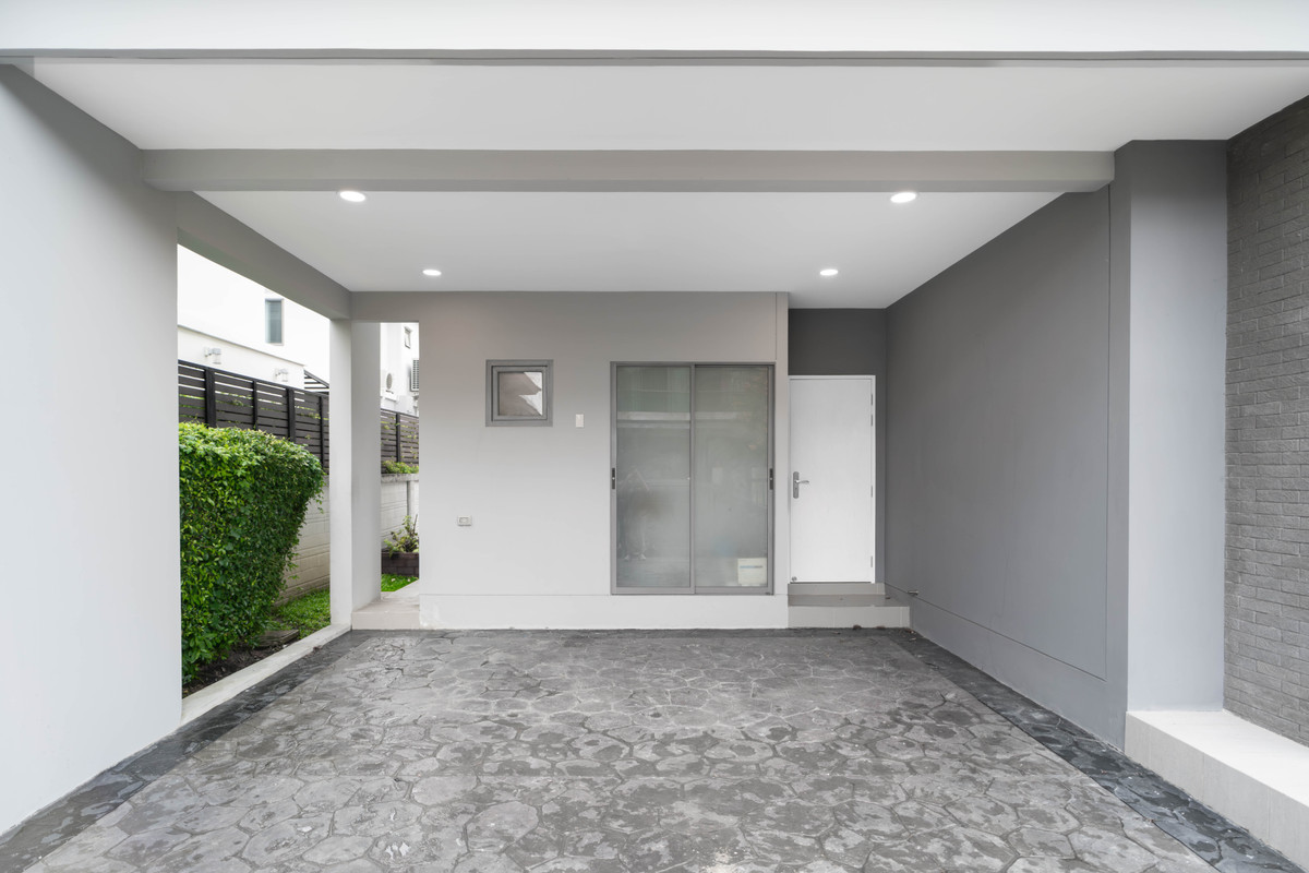 For SaleHouseRama5, Ratchapruek, Bangkruai : Perfect Place Rattanathibet - Sai Ma 📍 Single house, corner plot, south direction, 4 bedrooms, 5 bathrooms, large house, close to the BTS, in a budget of only 9 million!