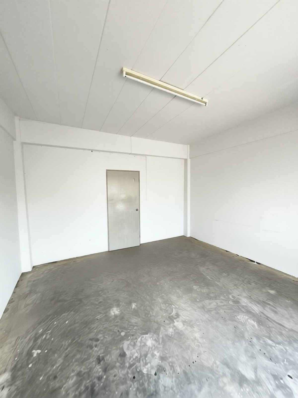 For RentShop HouseChaengwatana, Muangthong : Commercial building for rent near Lotus Tiwanon (Pak Kret), just 2 minutes.