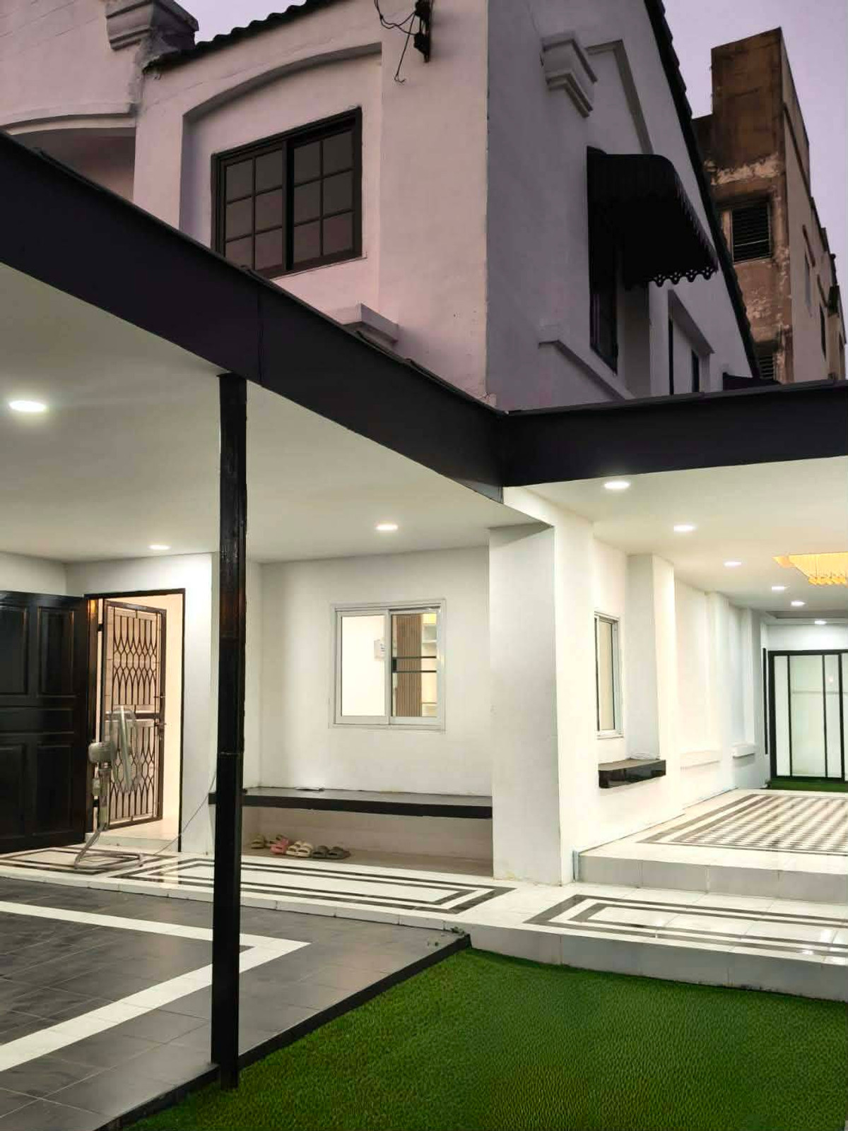 ขายทาวน์โฮมอยุธยา : ขายถูกมาก!! ทาวน์เฮ้าส์ 2 ชั้น หลังมุม รีโนเวทใหม่ อ.บางปะอิน จ.อยุธยา ซอยตลาดประตูน้ำพระอินทร์