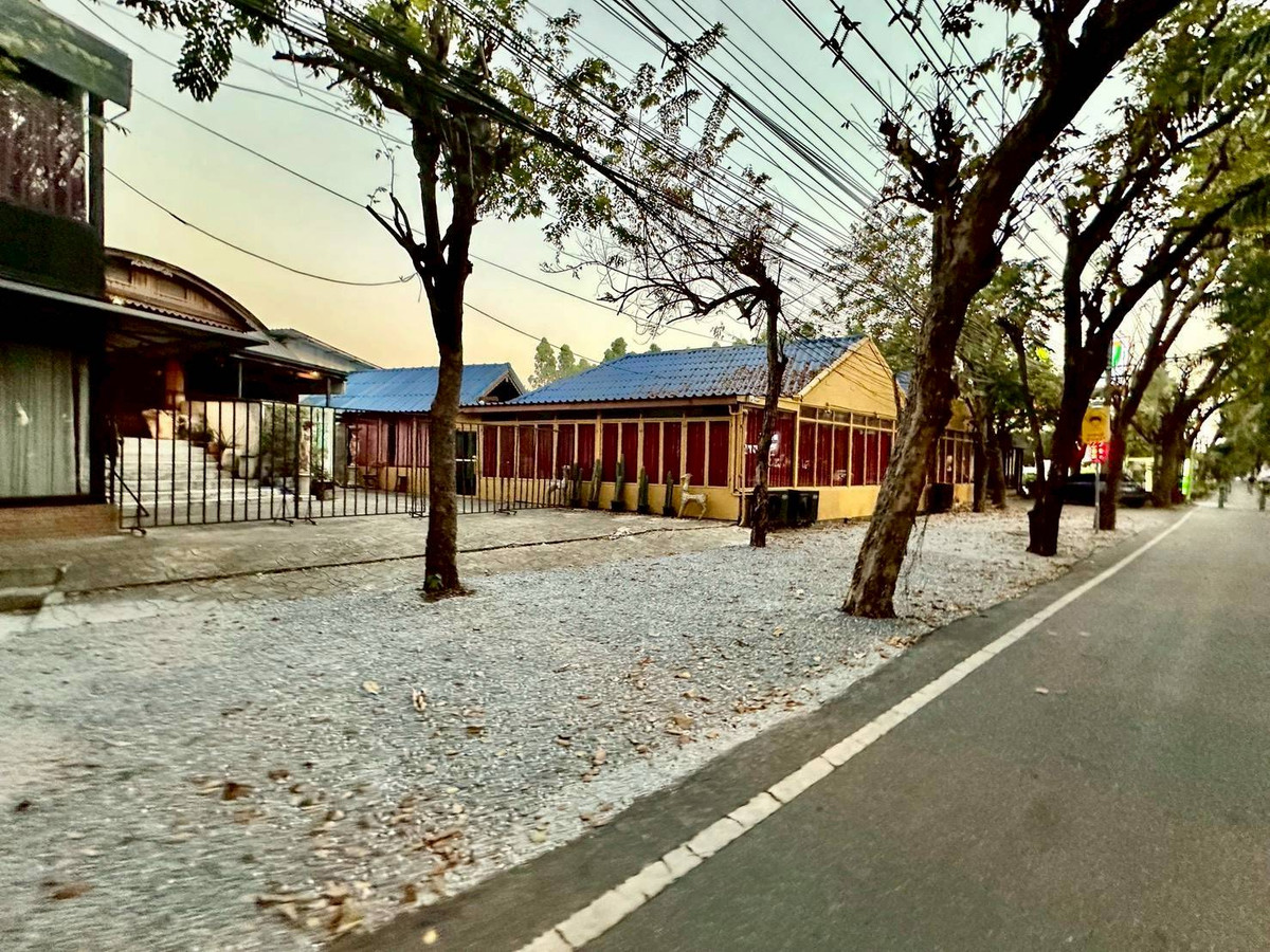 ให้เช่าร้านค้า/ตลาดนัดเลียบทางด่วนรามอินทรา : ให้เช่าที่ดินพร้อมสิ่งปลูกสร้าง ริมถนนประดิษฐ์มนูญธรรม ขนาด 200 ตารางวา แขวงคลองจั่น เขตบางกะปิ กทม. ให้เช่า 250,000 บาท/ เดือน