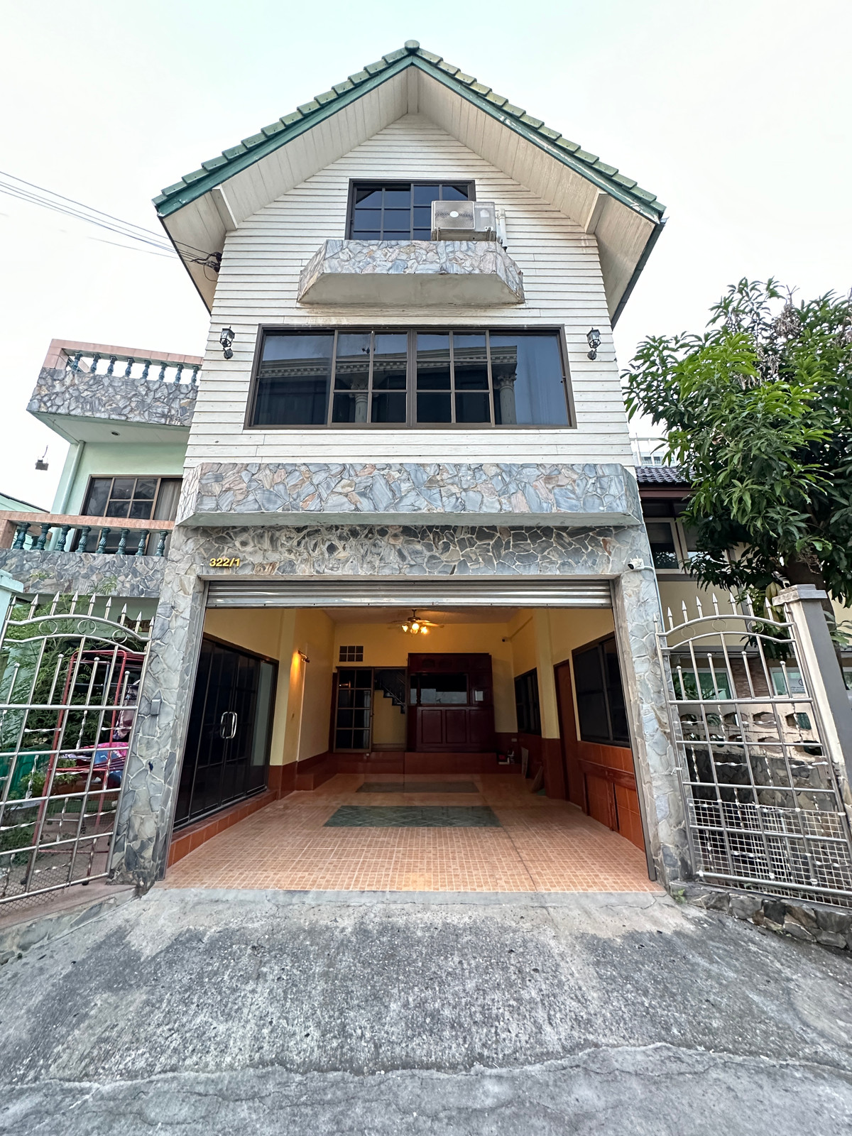 Ratchadapisek, Huaikwang, Suttisan : 🏡 2.5-story semi-detached house for rent, location Ratchada 17 (Inthamara 47)
