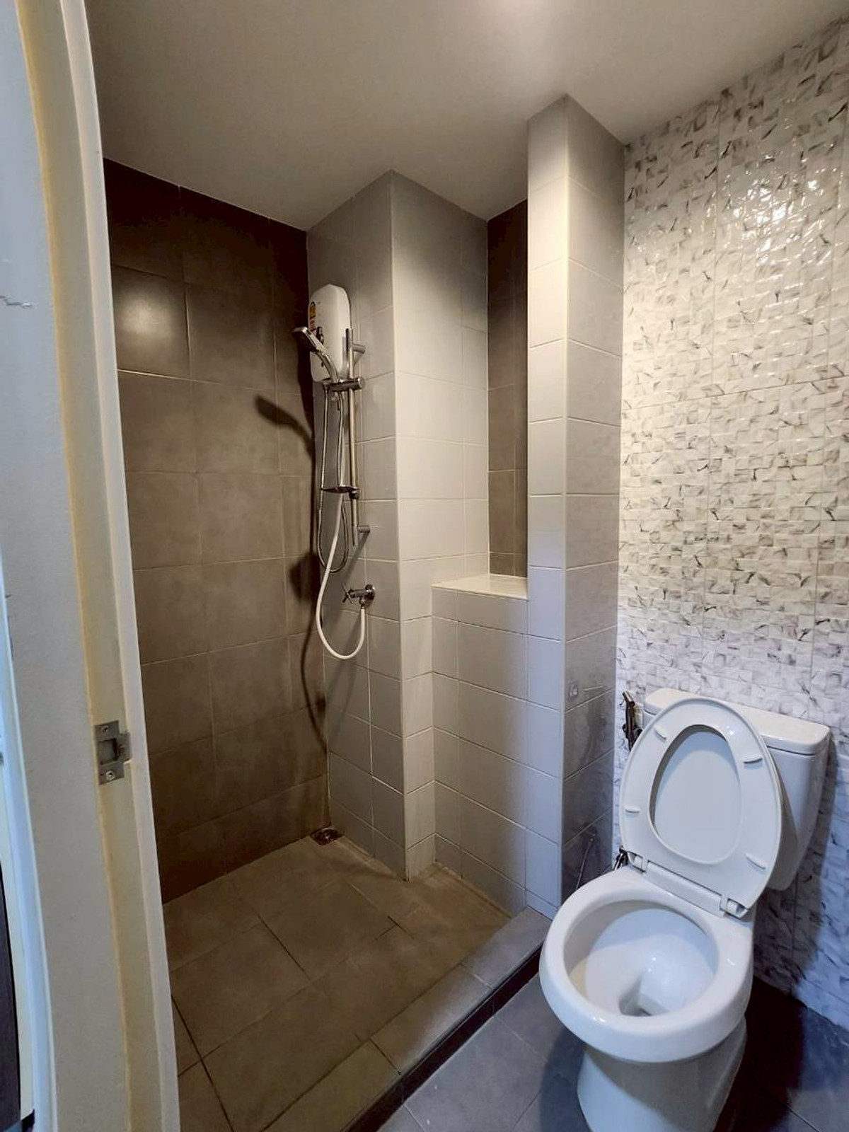 For RentCondoSamut Prakan,Samrong : *For Rent* The Trust Erawan 1Br, closed to BTS Erawan, fully furnished.