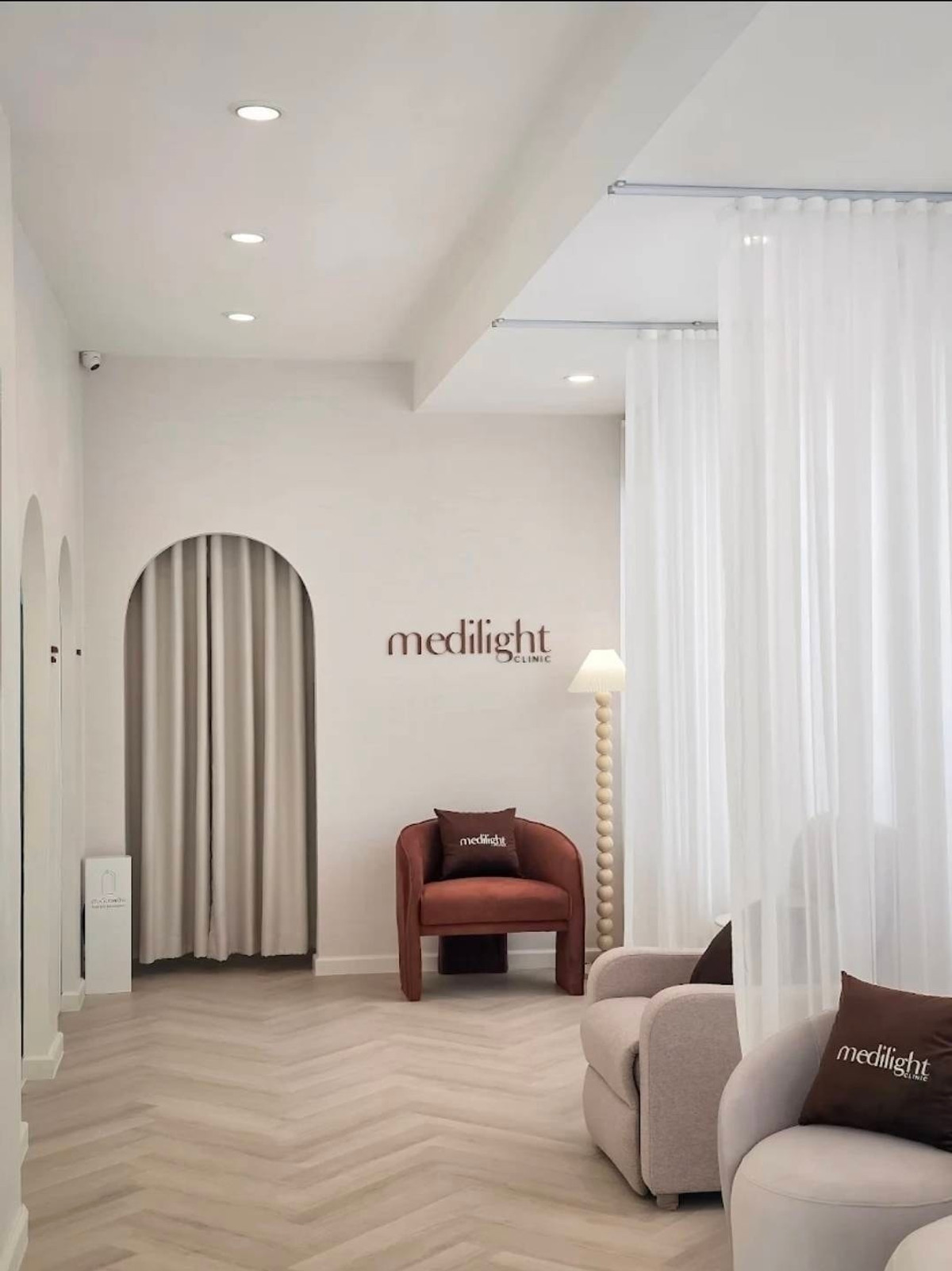 For LeaseholdRetail SpaceSapankwai,Jatujak : Beauty clinic for rent, near MRT Lat Phrao, only 200 m. in the 15Avenue project, very new condition.