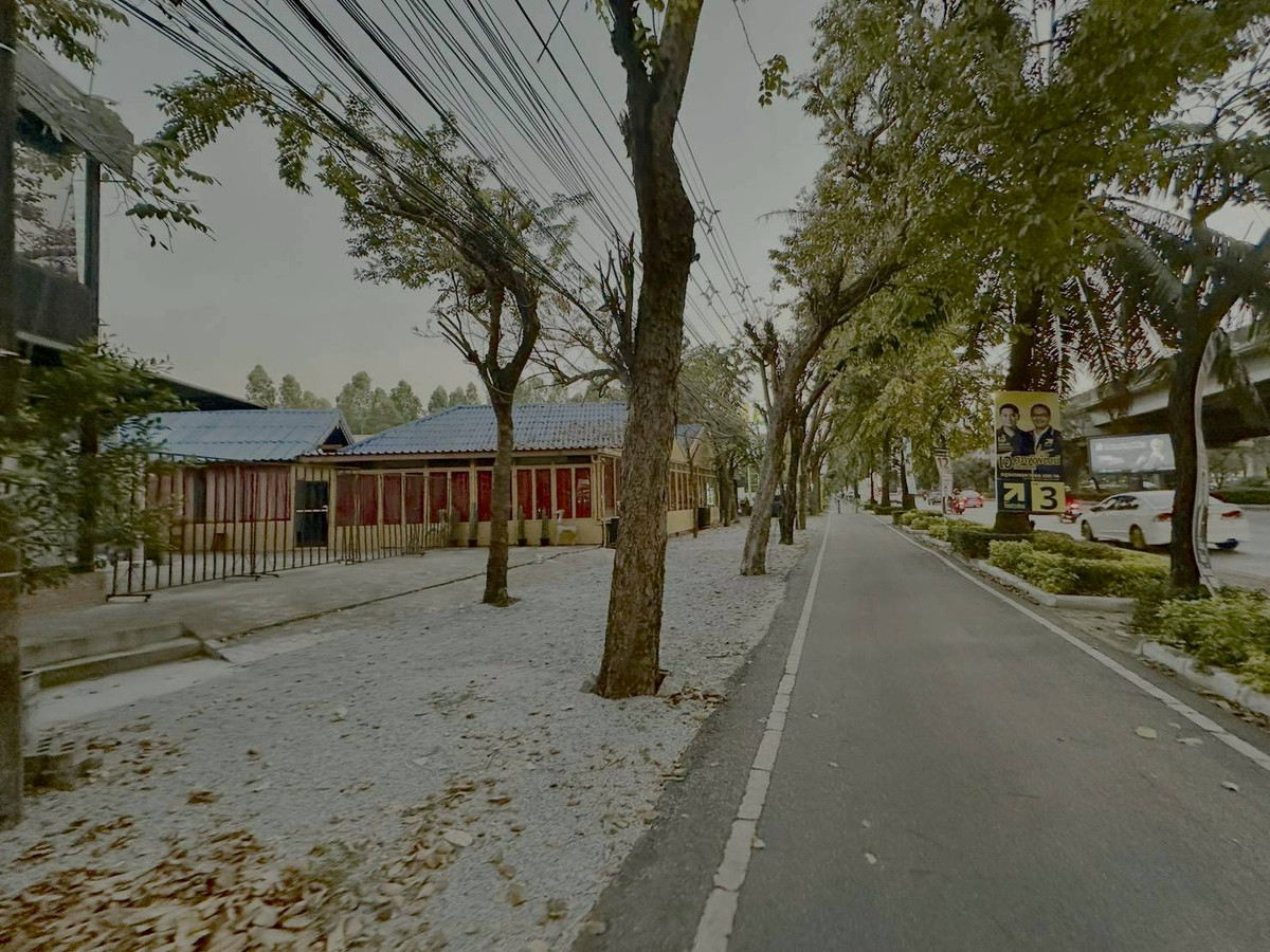 ให้เช่าร้านค้า/ตลาดนัดเลียบทางด่วนรามอินทรา : ให้เช่าที่ดินพร้อมสิ่งปลูกสร้าง ริมถนนประดิษฐ์มนูญธรรม ขนาด 200 ตารางวา แขวงคลองจั่น เขตบางกะปิ กทม. ให้เช่า 250,000 บาท/ เดือน