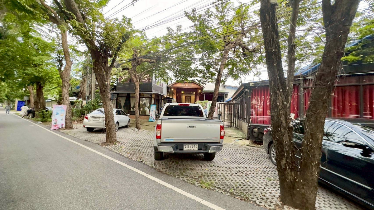 ให้เช่าร้านค้า/ตลาดนัดเลียบทางด่วนรามอินทรา : ให้เช่าที่ดินพร้อมสิ่งปลูกสร้าง ริมถนนประดิษฐ์มนูญธรรม ขนาด 200 ตารางวา แขวงคลองจั่น เขตบางกะปิ กทม. ให้เช่า 250,000 บาท/ เดือน