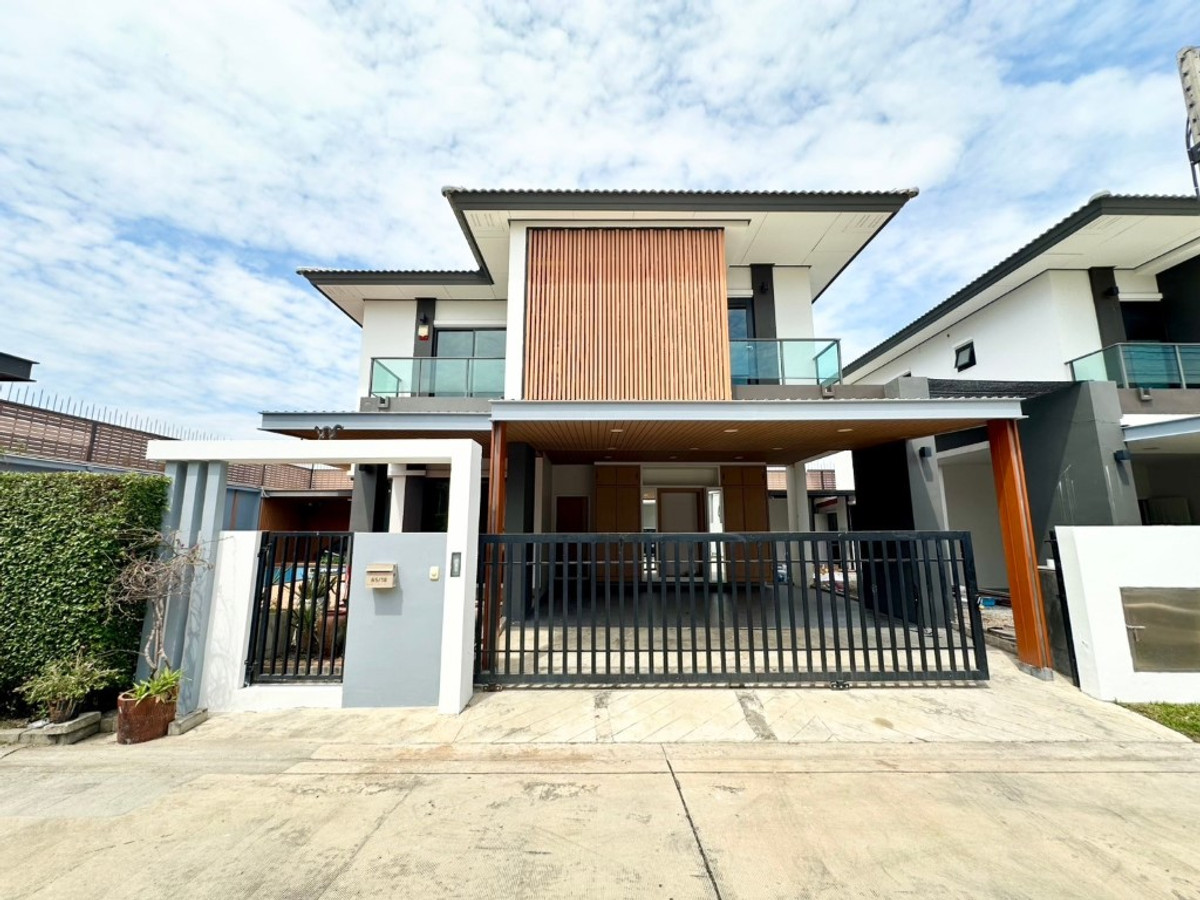 For SaleHousePathum Thani,Rangsit, Thammasat : Special price, direct installments, no need to borrow from a bank!! Single house with swimming pool, Lam Luk Ka Khlong 4, Pathum Thani, near Big C Motorway.
