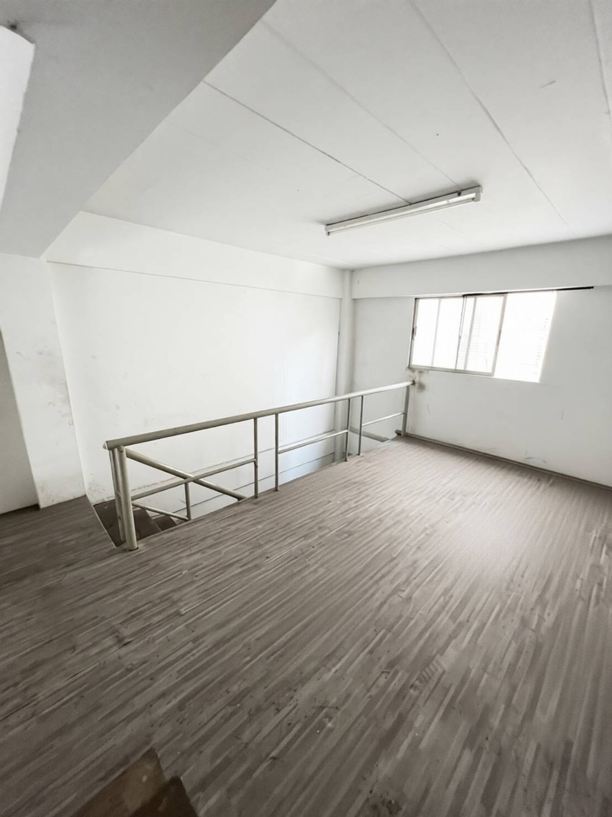 For RentShop HouseChaengwatana, Muangthong : Commercial building for rent near Lotus Tiwanon (Pak Kret), just 2 minutes.