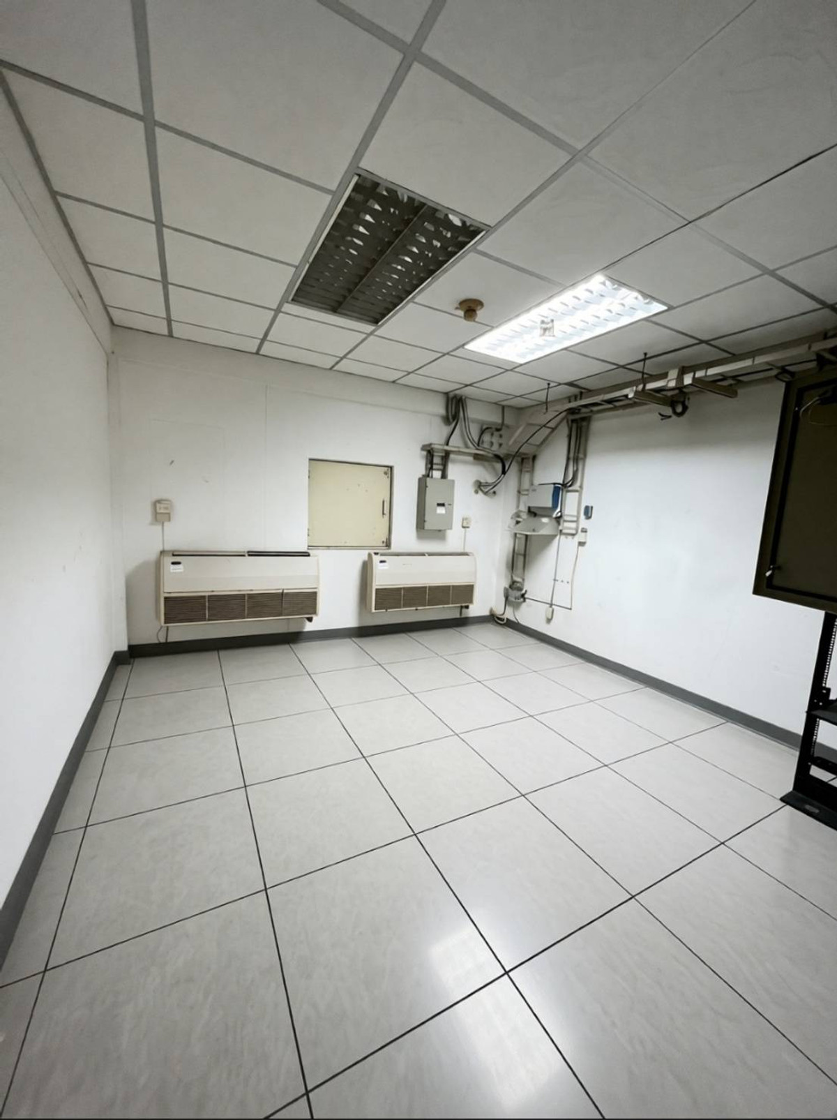 For RentShop HouseChaengwatana, Muangthong : Commercial building for rent near Lotus Tiwanon (Pak Kret), just 2 minutes.