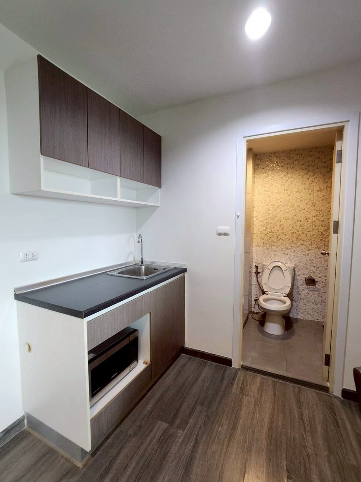 For RentCondoSamut Prakan,Samrong : *For Rent* The Trust Erawan 1Br, closed to BTS Erawan, fully furnished.