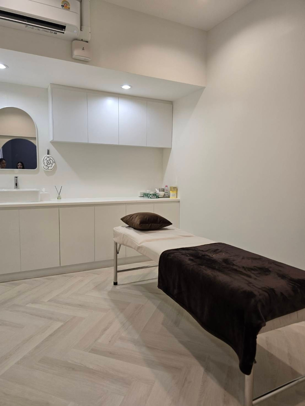 เซ้งร้านค้า/ตลาดนัดสะพานควาย จตุจักร : เซ้งคลินิกความงาม ใกล้ MRT ลาดพร้าว เพียง 200 ม. ในโครงการ 15Avenue สภาพใหม่มาก