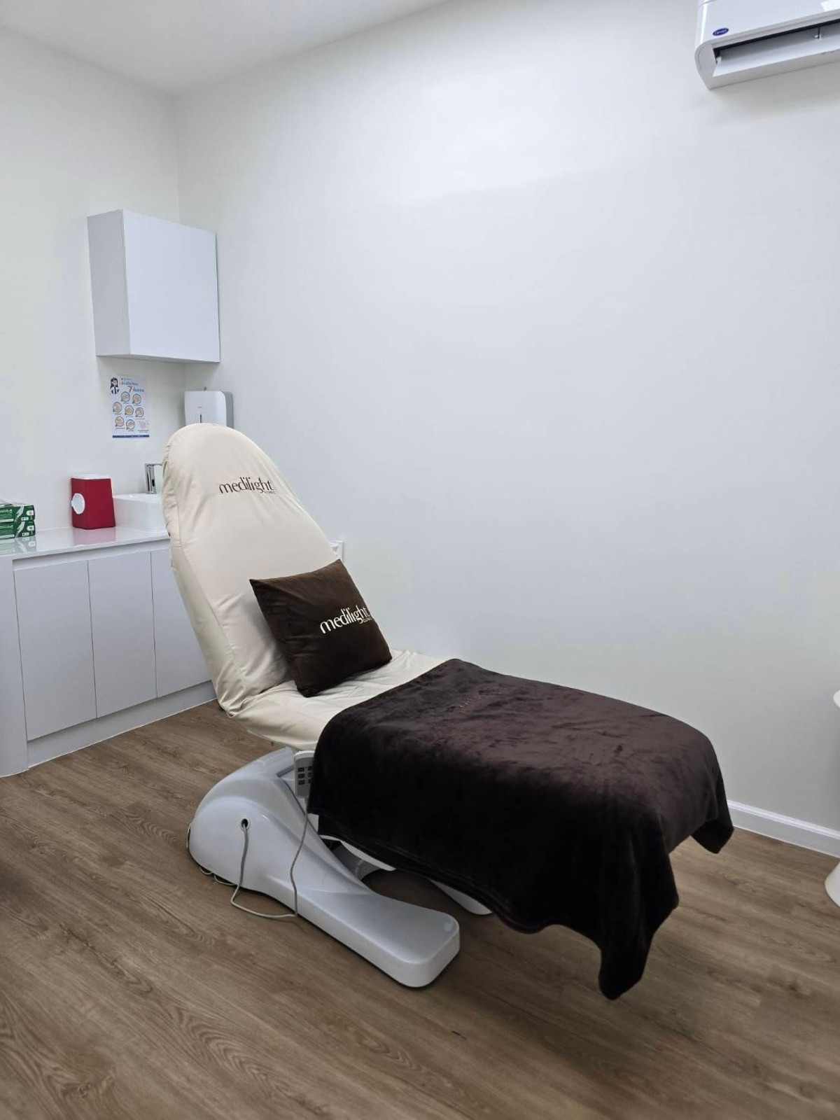 เซ้งร้านค้า/ตลาดนัดสะพานควาย จตุจักร : เซ้งคลินิกความงาม ใกล้ MRT ลาดพร้าว เพียง 200 ม. ในโครงการ 15Avenue สภาพใหม่มาก