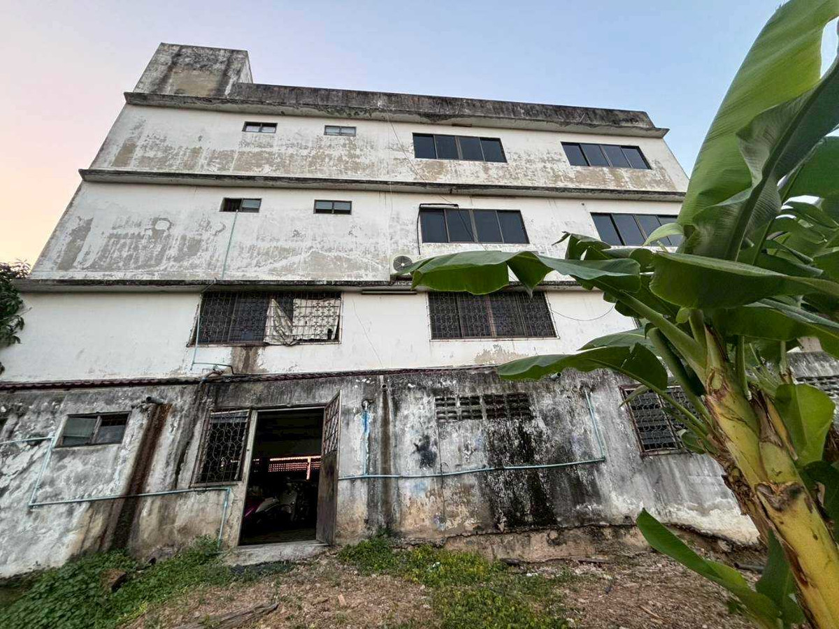 For SaleShop HouseSaraburi : 95254 - Commercial building for sale, 4 units, 3 and a half floors, 7 bedrooms, 7 bathrooms, land size 90 sq m, next to the main road, suitable for business and residence.