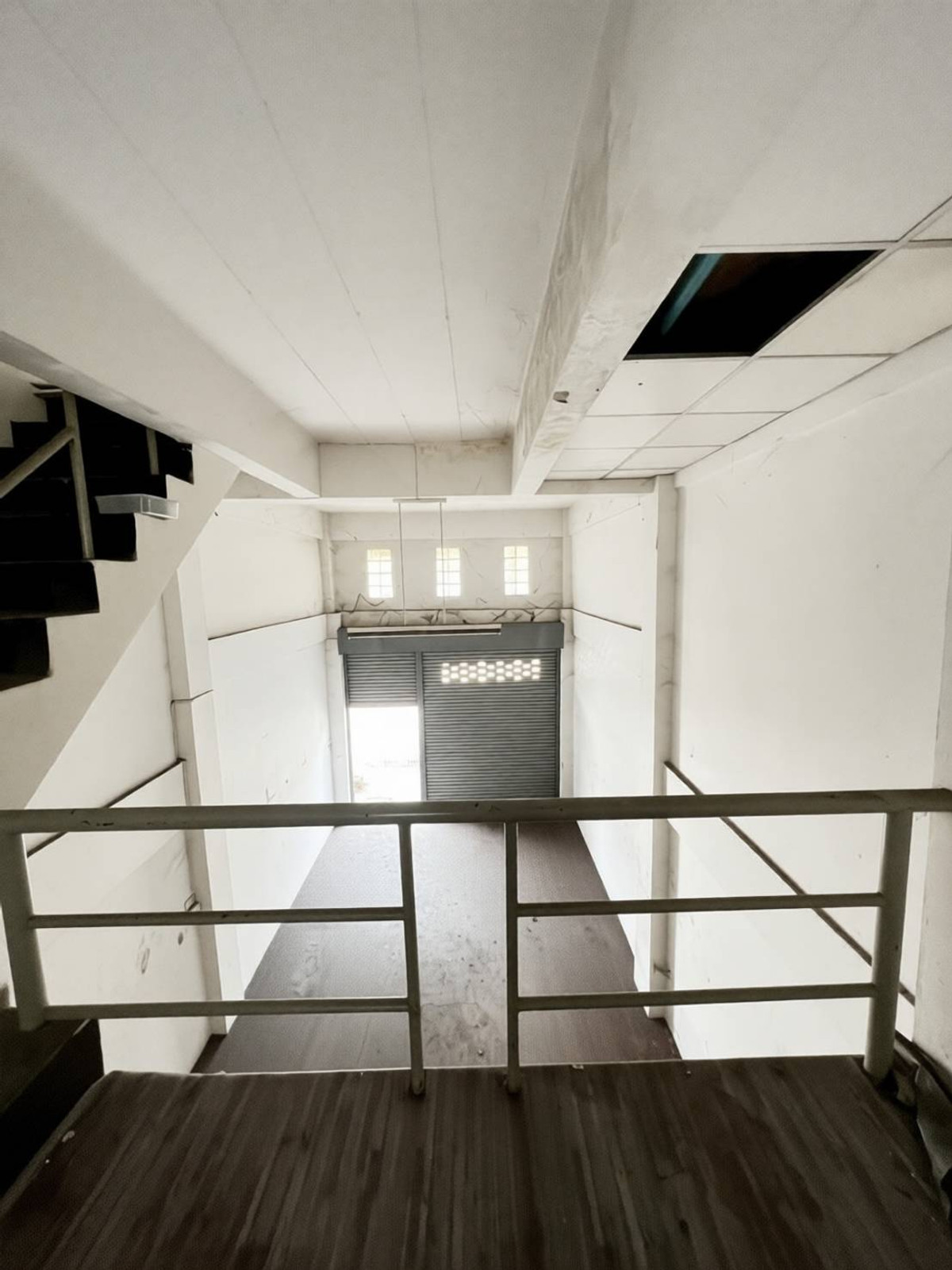 For RentShop HouseChaengwatana, Muangthong : Commercial building for rent near Lotus Tiwanon (Pak Kret), just 2 minutes.