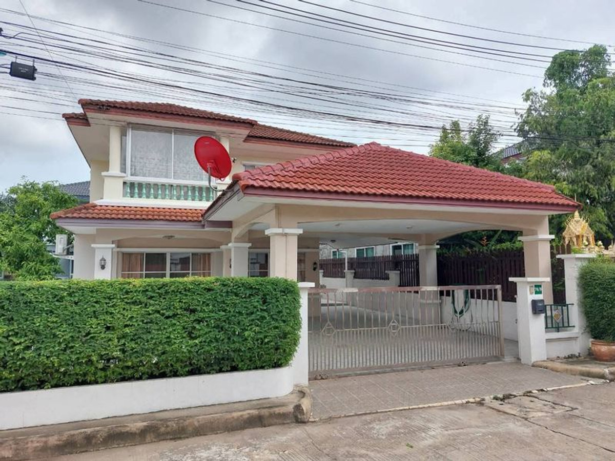 For RentHouseSriracha Laem Chabang Ban Bueng : Large detached house for rent. Free garden maintenance. Free common area fees. Amporn Place, Sriracha.