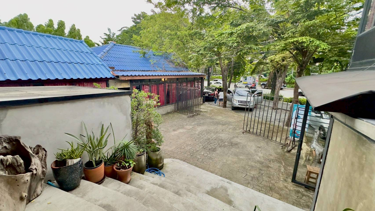 ให้เช่าร้านค้า/ตลาดนัดเลียบทางด่วนรามอินทรา : ให้เช่าที่ดินพร้อมสิ่งปลูกสร้าง ริมถนนประดิษฐ์มนูญธรรม ขนาด 200 ตารางวา แขวงคลองจั่น เขตบางกะปิ กทม. ให้เช่า 250,000 บาท/ เดือน