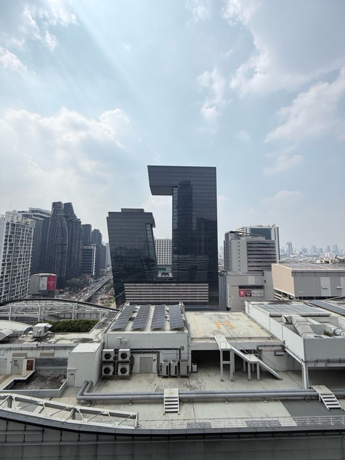 ให้เช่าคอนโดพระราม 9 เพชรบุรีตัดใหม่ RCA : 🏢 Nue District R9 👫✨ คอนโดใหม่ย่านพระราม 9 | 🚆 ใกล้ MRT เดินง่าย | 🌿 ส่วนกลางอลังการ ห้องตีกอล์ฟ • สปา • Pilates ไลฟ์สไตล์จัดเต็ม