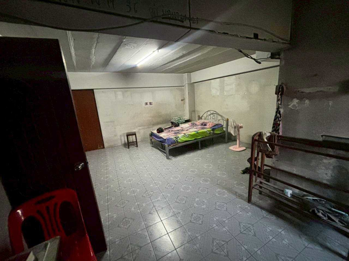 For SaleShop HouseSaraburi : 95254 - Commercial building for sale, 4 units, 3 and a half floors, 7 bedrooms, 7 bathrooms, land size 90 sq m, next to the main road, suitable for business and residence.