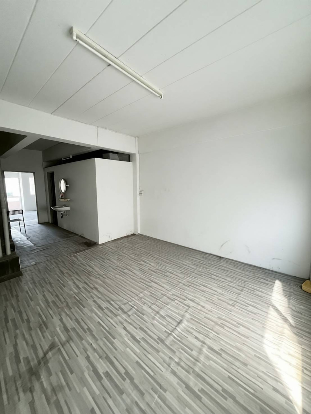 For RentShop HouseChaengwatana, Muangthong : Commercial building for rent near Lotus Tiwanon (Pak Kret), just 2 minutes.