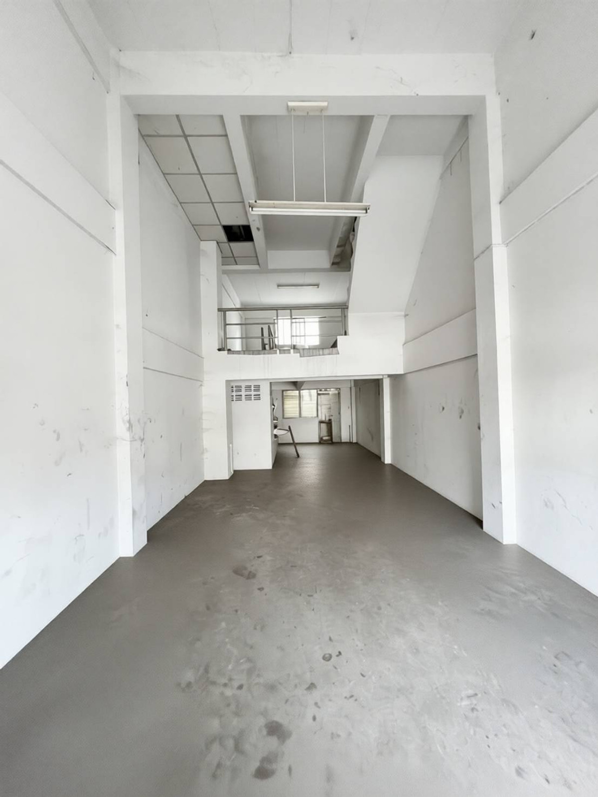 For RentShop HouseChaengwatana, Muangthong : Commercial building for rent near Lotus Tiwanon (Pak Kret), just 2 minutes.