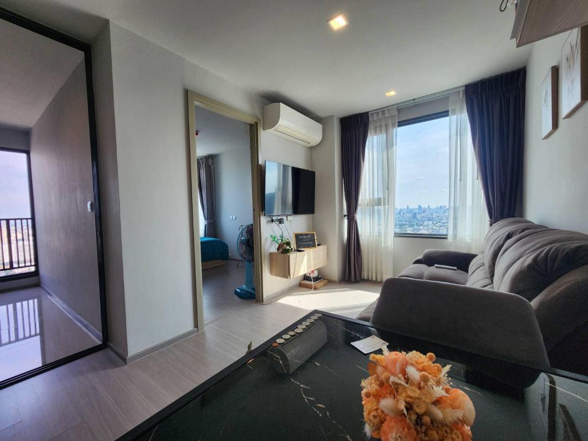 For RentCondoLadprao, Central Ladprao : Convenient life near BTS/MRT! Life Ladprao, 52 sq.m., 2 bedrooms for rent at 35,000 baht/month.
Includes swimming pool, fitness center, and complete facilities!