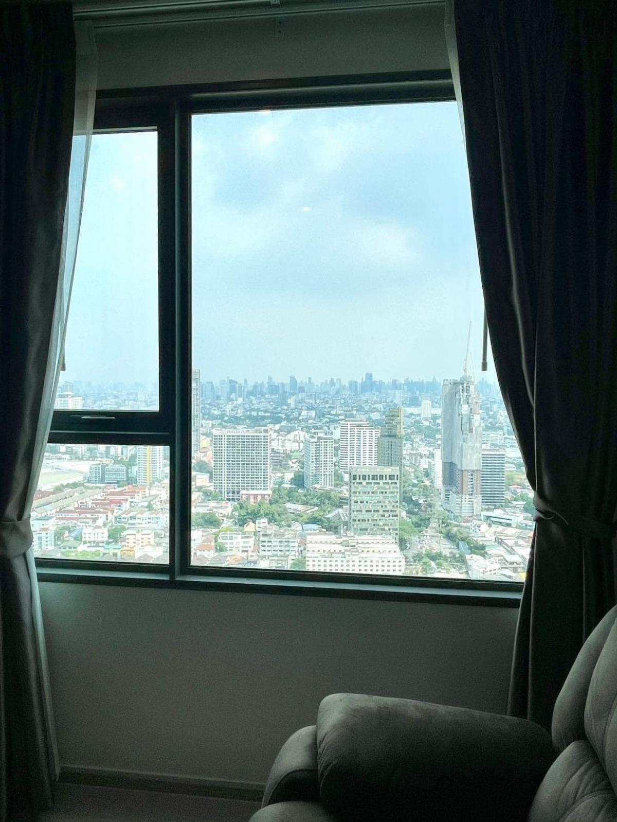 For RentCondoLadprao, Central Ladprao : Convenient life near BTS/MRT! Life Ladprao, 52 sq.m., 2 bedrooms for rent at 35,000 baht/month.
Includes swimming pool, fitness center, and complete facilities!