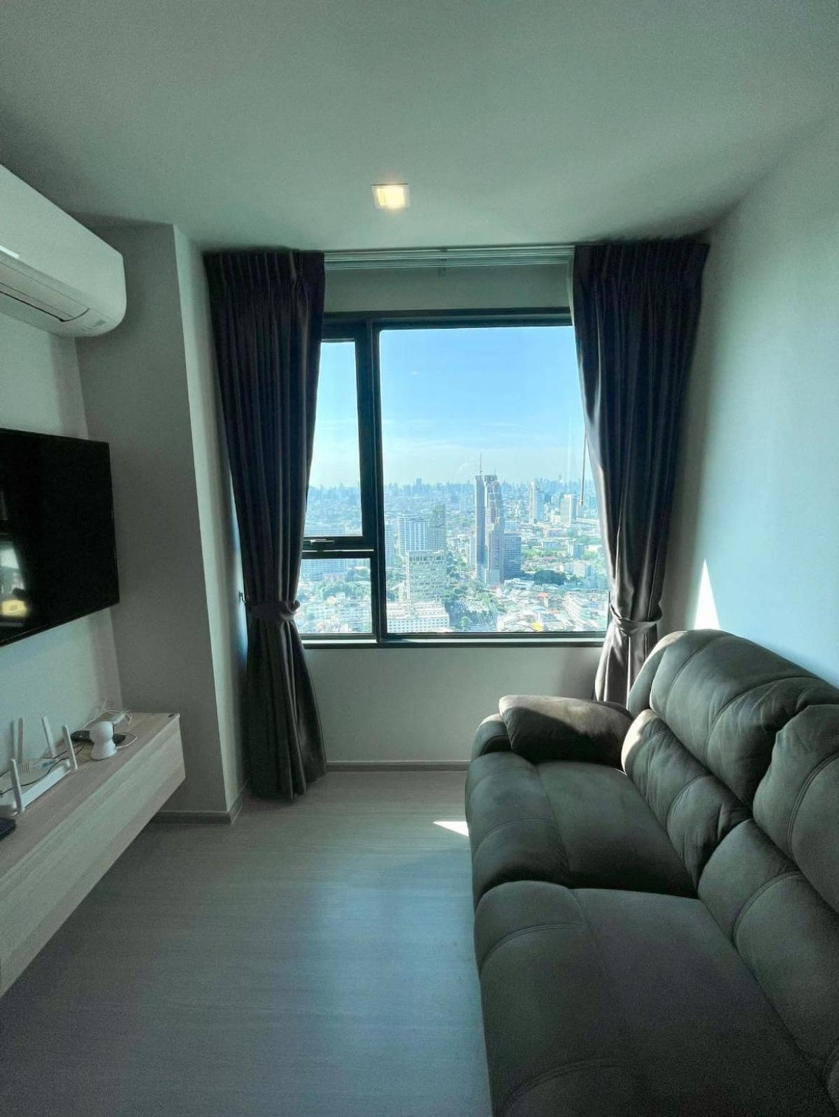 For RentCondoLadprao, Central Ladprao : Convenient life near BTS/MRT! Life Ladprao, 52 sq.m., 2 bedrooms for rent at 35,000 baht/month.
Includes swimming pool, fitness center, and complete facilities!