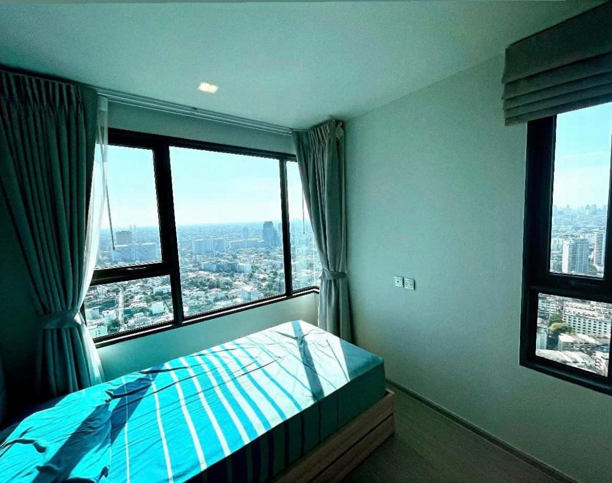 For RentCondoLadprao, Central Ladprao : Convenient life near BTS/MRT! Life Ladprao, 52 sq.m., 2 bedrooms for rent at 35,000 baht/month.
Includes swimming pool, fitness center, and complete facilities!