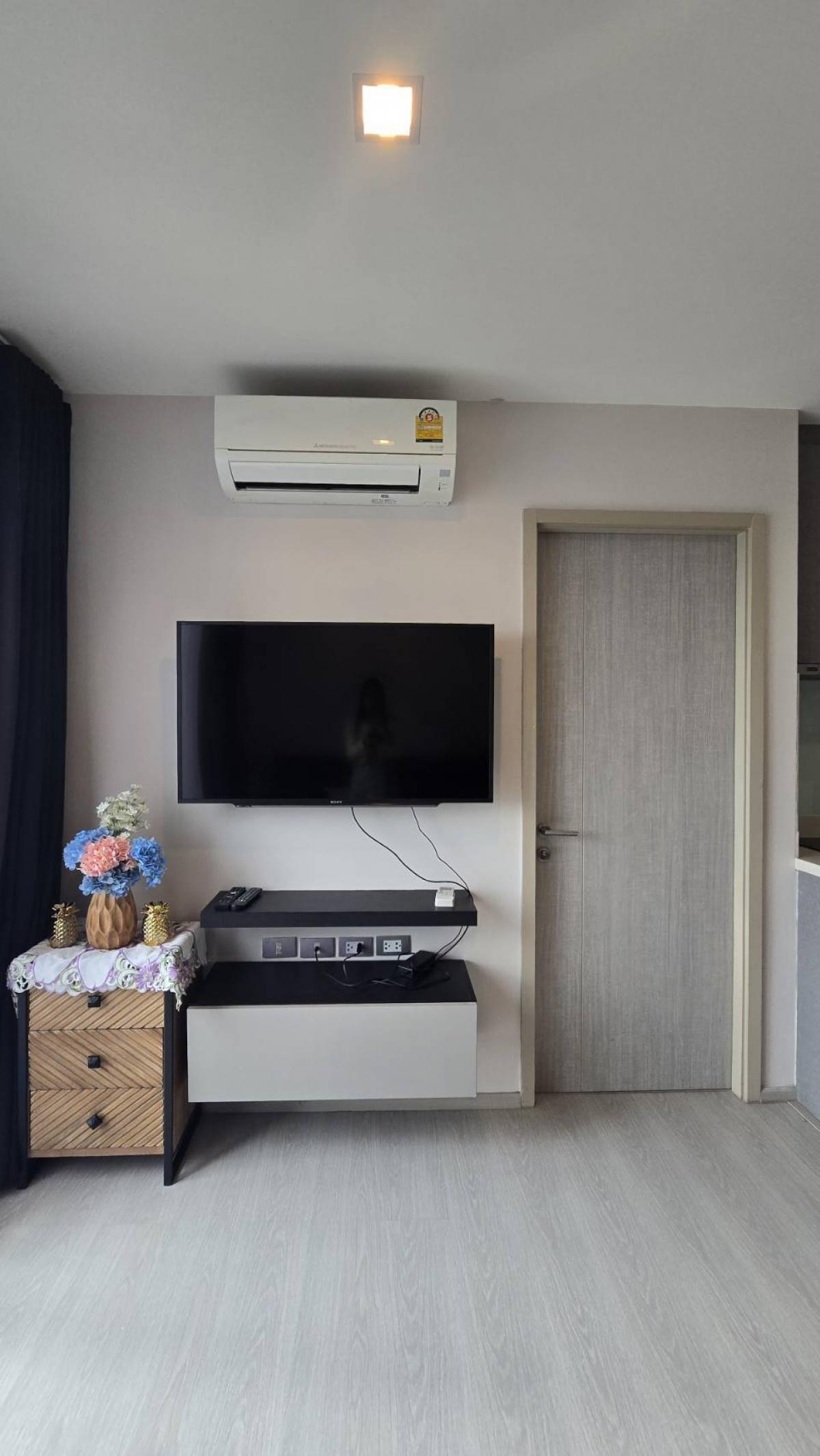 For RentCondoSukhumvit, Asoke, Thonglor : Rent RHYTHM Sukhumvit 36-38 next to Thonglor BTS for 28,000 Baht/month
1 bedroom 33 sqm. with complete facilities!