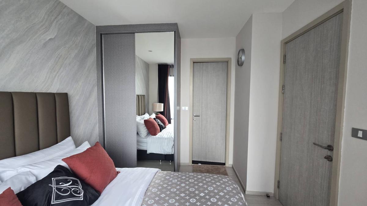 For RentCondoSukhumvit, Asoke, Thonglor : Rent RHYTHM Sukhumvit 36-38 next to Thonglor BTS for 28,000 Baht/month
1 bedroom 33 sqm. with complete facilities!