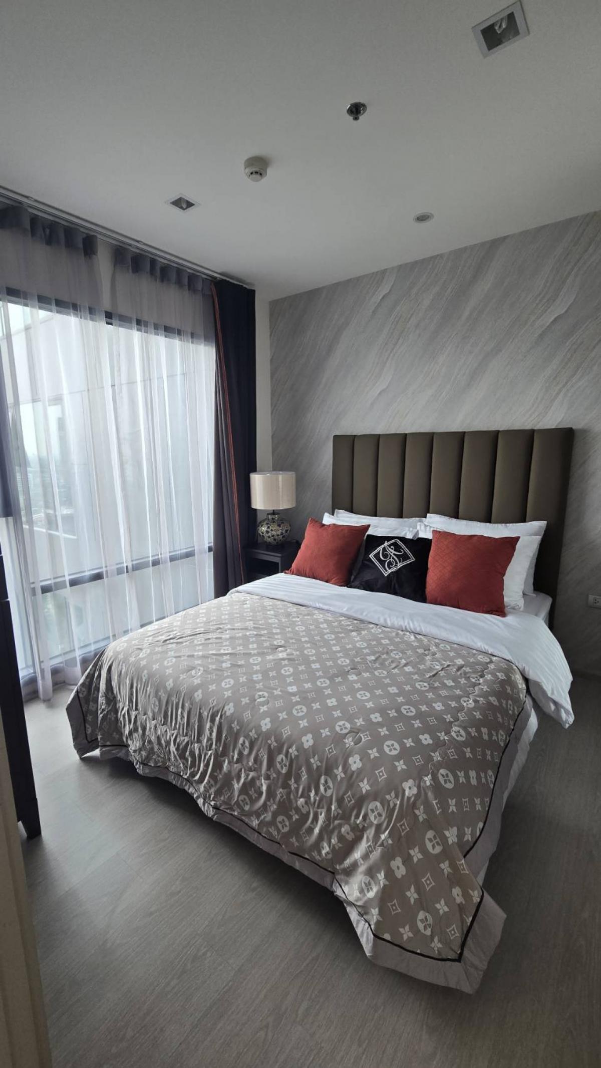 For RentCondoSukhumvit, Asoke, Thonglor : Rent RHYTHM Sukhumvit 36-38 next to Thonglor BTS for 28,000 Baht/month
1 bedroom 33 sqm. with complete facilities!