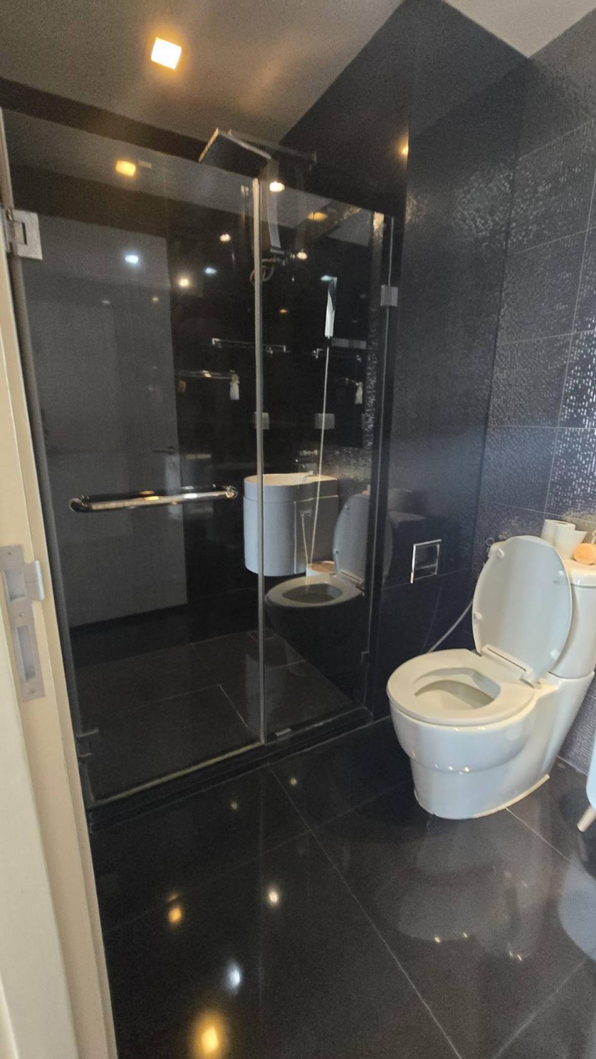 For RentCondoSukhumvit, Asoke, Thonglor : Rent RHYTHM Sukhumvit 36-38 next to Thonglor BTS for 28,000 Baht/month
1 bedroom 33 sqm. with complete facilities!