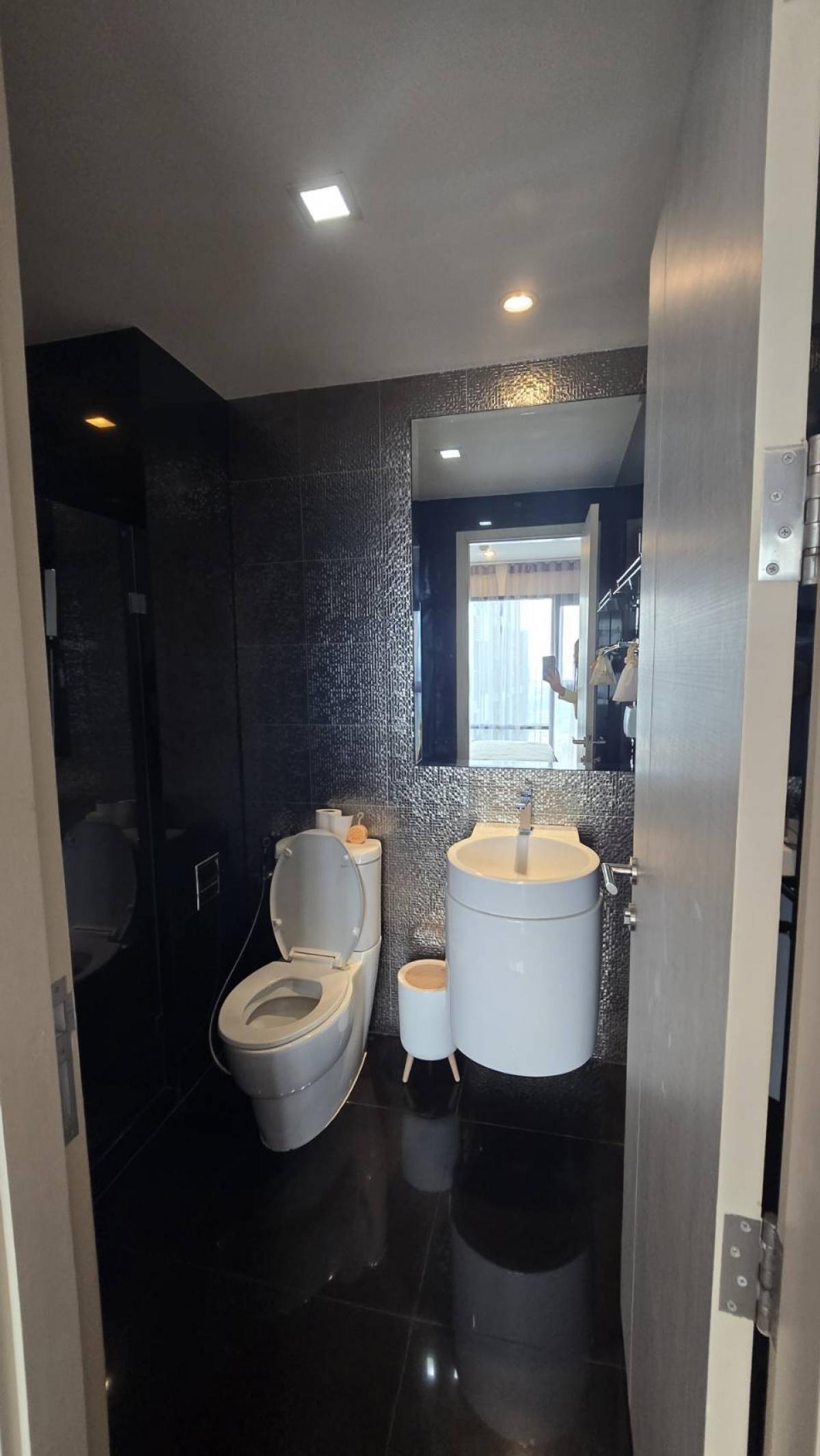 For RentCondoSukhumvit, Asoke, Thonglor : Rent RHYTHM Sukhumvit 36-38 next to Thonglor BTS for 28,000 Baht/month
1 bedroom 33 sqm. with complete facilities!