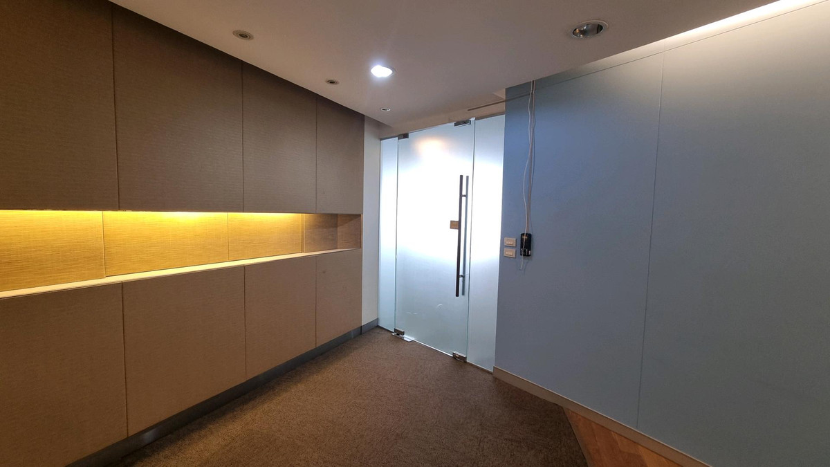 ให้เช่าสำนักงานสุขุมวิท อโศก ทองหล่อ : สำนักงานให้เช่า ทำเลอโศก ติด BTS / MRT 375.96 ตรม