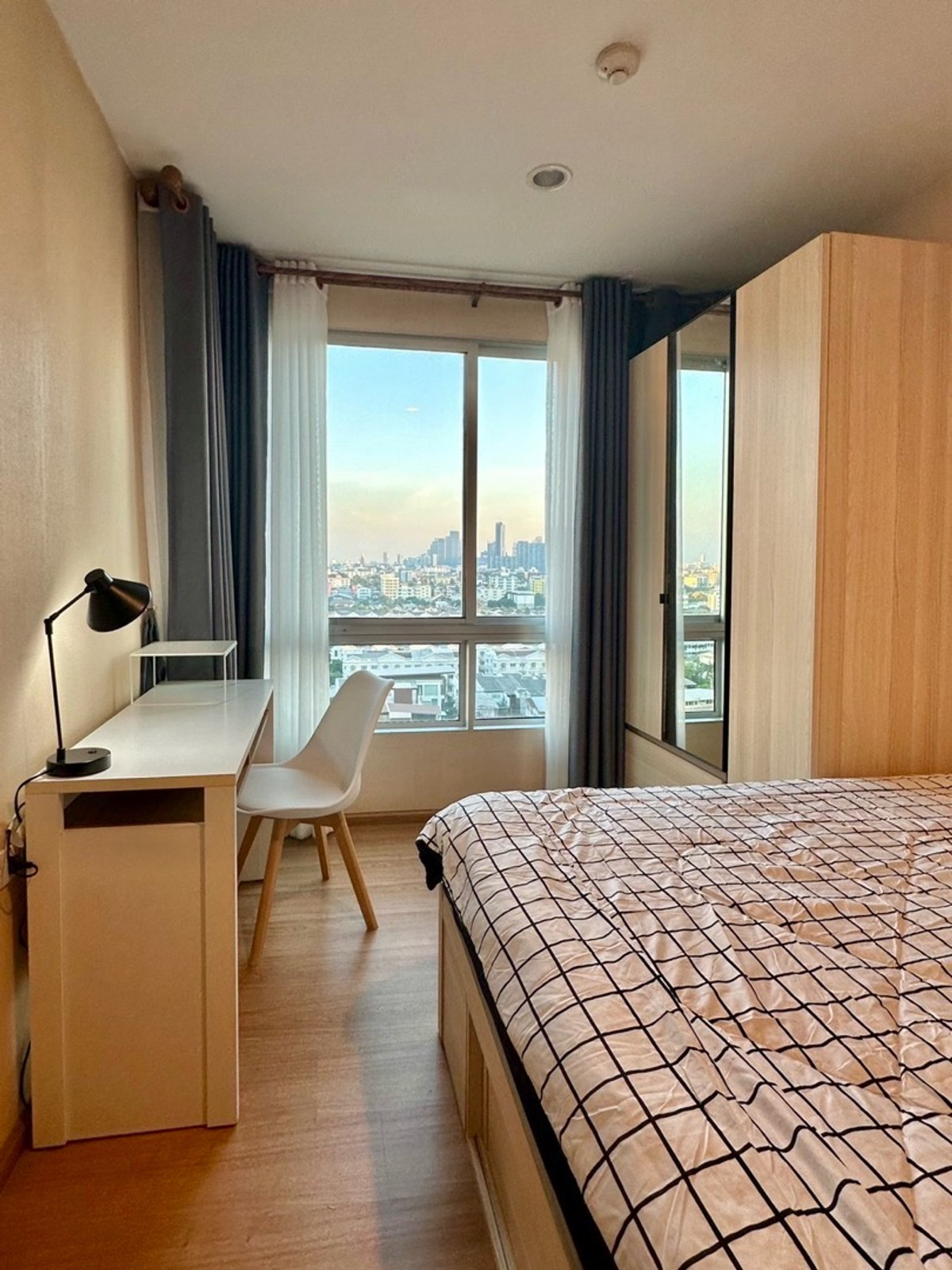 For RentCondoOnnut, Udomsuk : For rent The Base Sukhumvit 77 (On Nut) 
 1 bedroom 
 size 30 sq m 
 14th floor, open view 
 rent 15,000 baht/month.