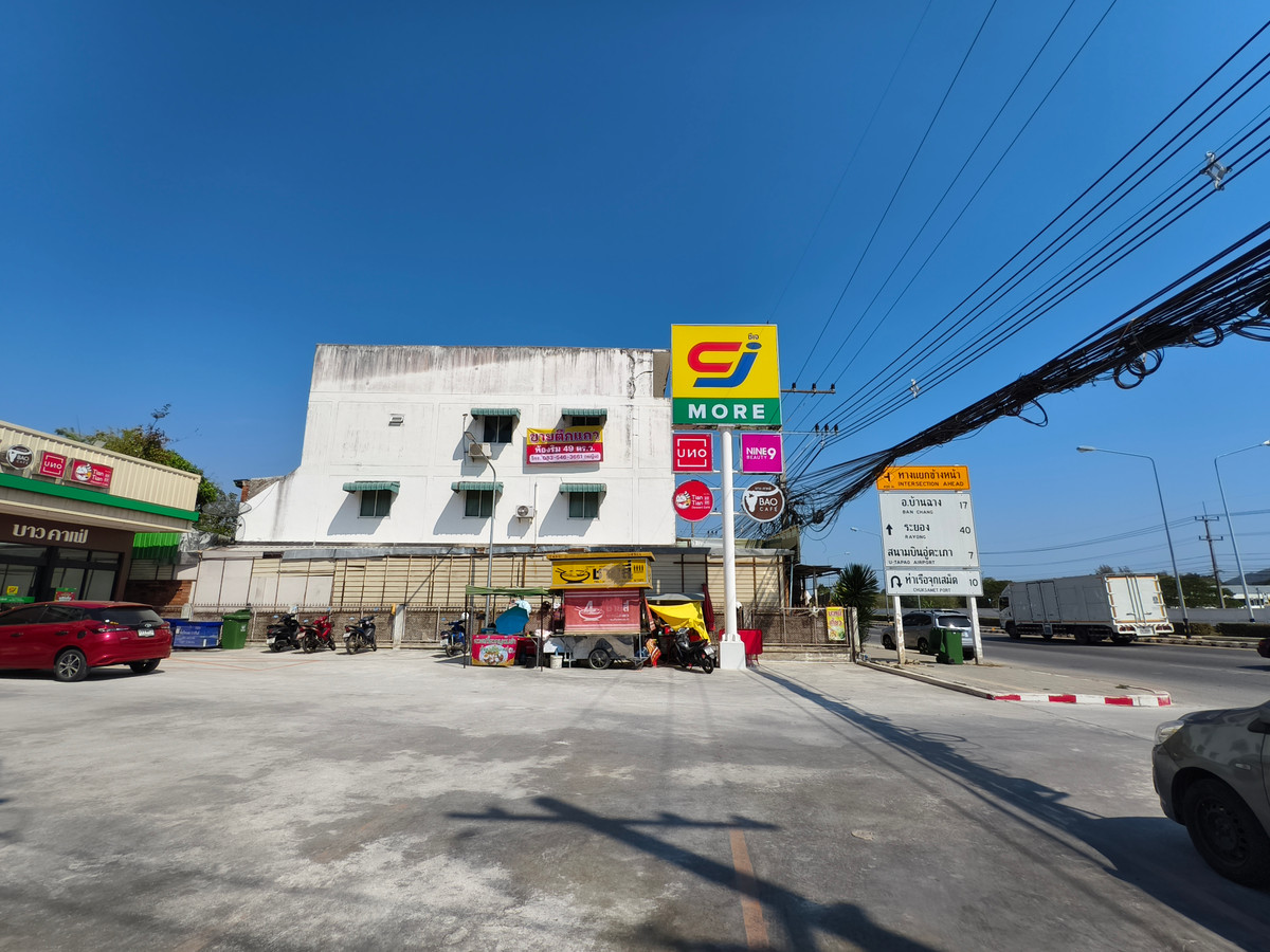 For SaleShop HousePattaya, Bangsaen, Chonburi : Commercial building, corner room, 49 sq m, width 6.5 m, next to CJ More, Sukhumvit Road, Km. 5, Sattahip, opposite the Navy Stadium.