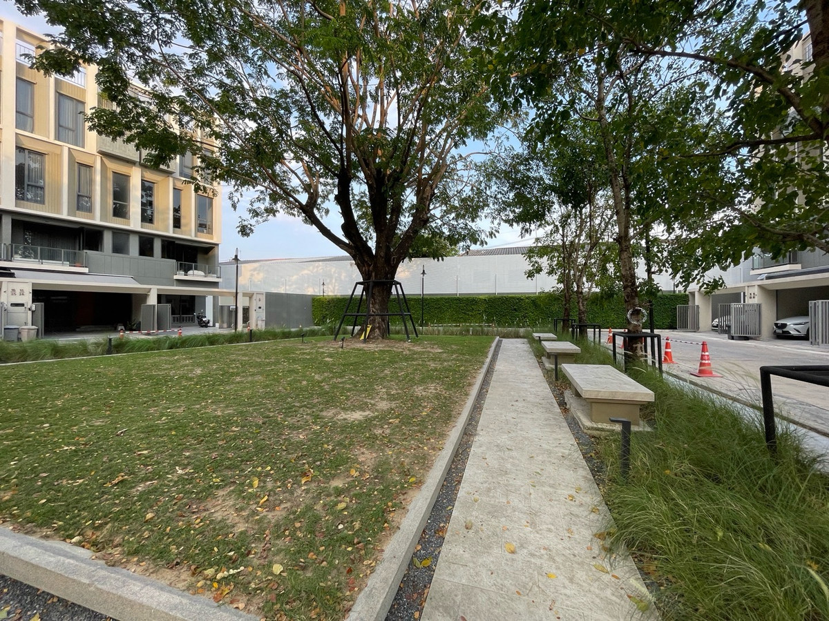 ให้เช่าทาวน์โฮมลาดพร้าว101 แฮปปี้แลนด์ : ให้เช่า – ทาวน์โฮมสุดหรู โครงการ THER LADPRAO 93 (เธอ ลาดพร้าว 93)  วิวสวน บรรยากาศร่มรื่น