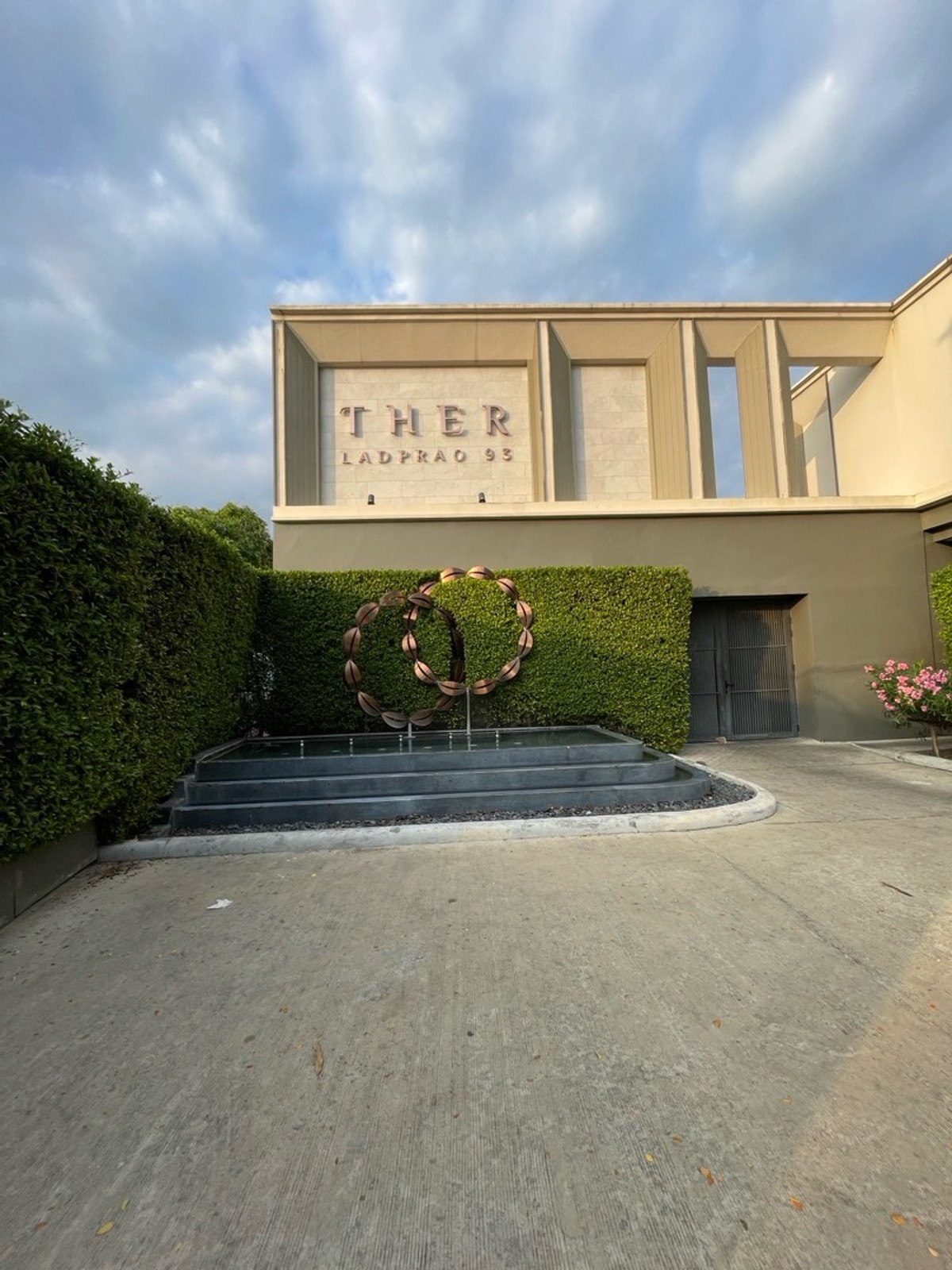 ให้เช่าทาวน์โฮมลาดพร้าว101 แฮปปี้แลนด์ : ให้เช่า – ทาวน์โฮมสุดหรู โครงการ THER LADPRAO 93 (เธอ ลาดพร้าว 93)  วิวสวน บรรยากาศร่มรื่น